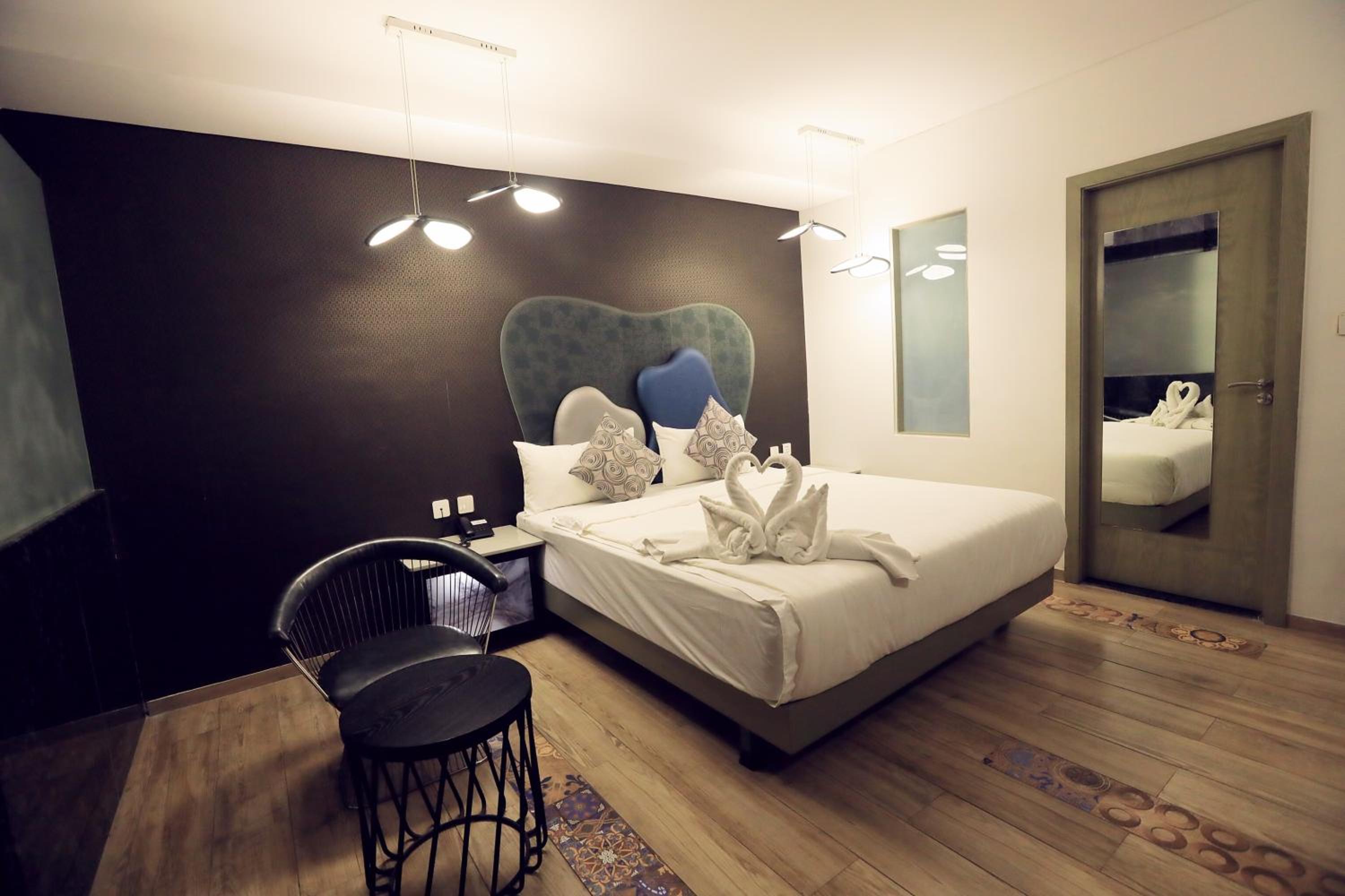 Suite - Photo 1