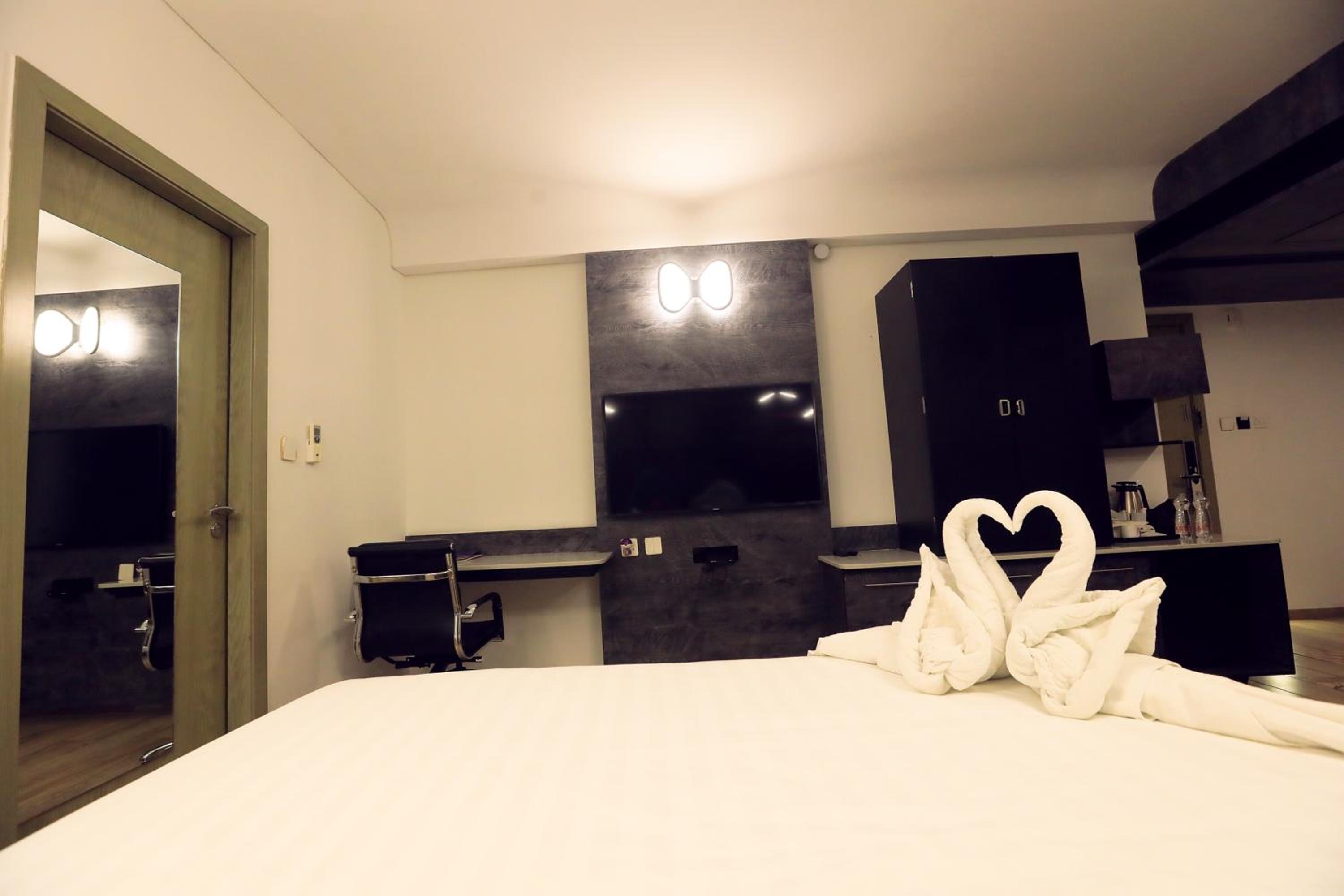 Suite - Photo 9