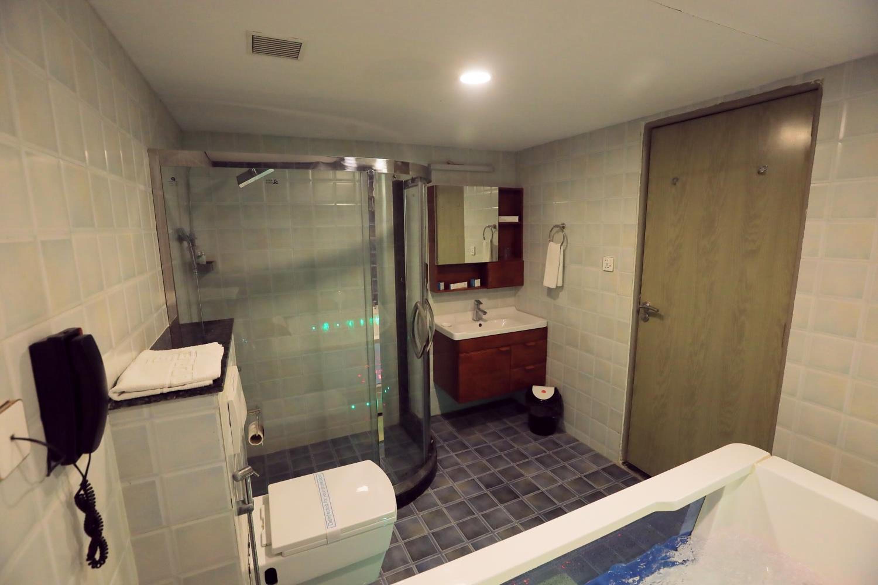 Suite - Photo 2