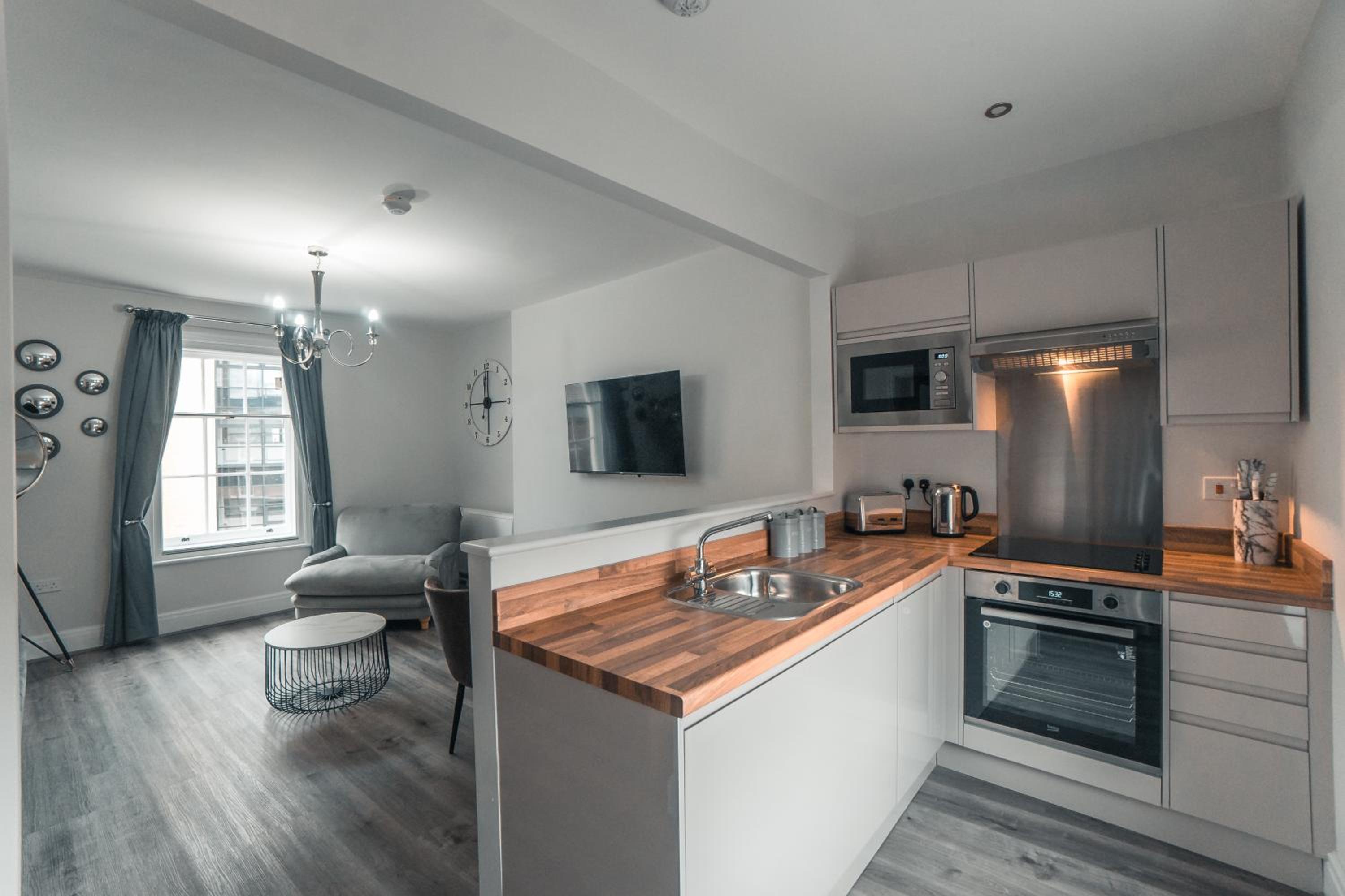 One-Bedroom Apartment - Photo 2