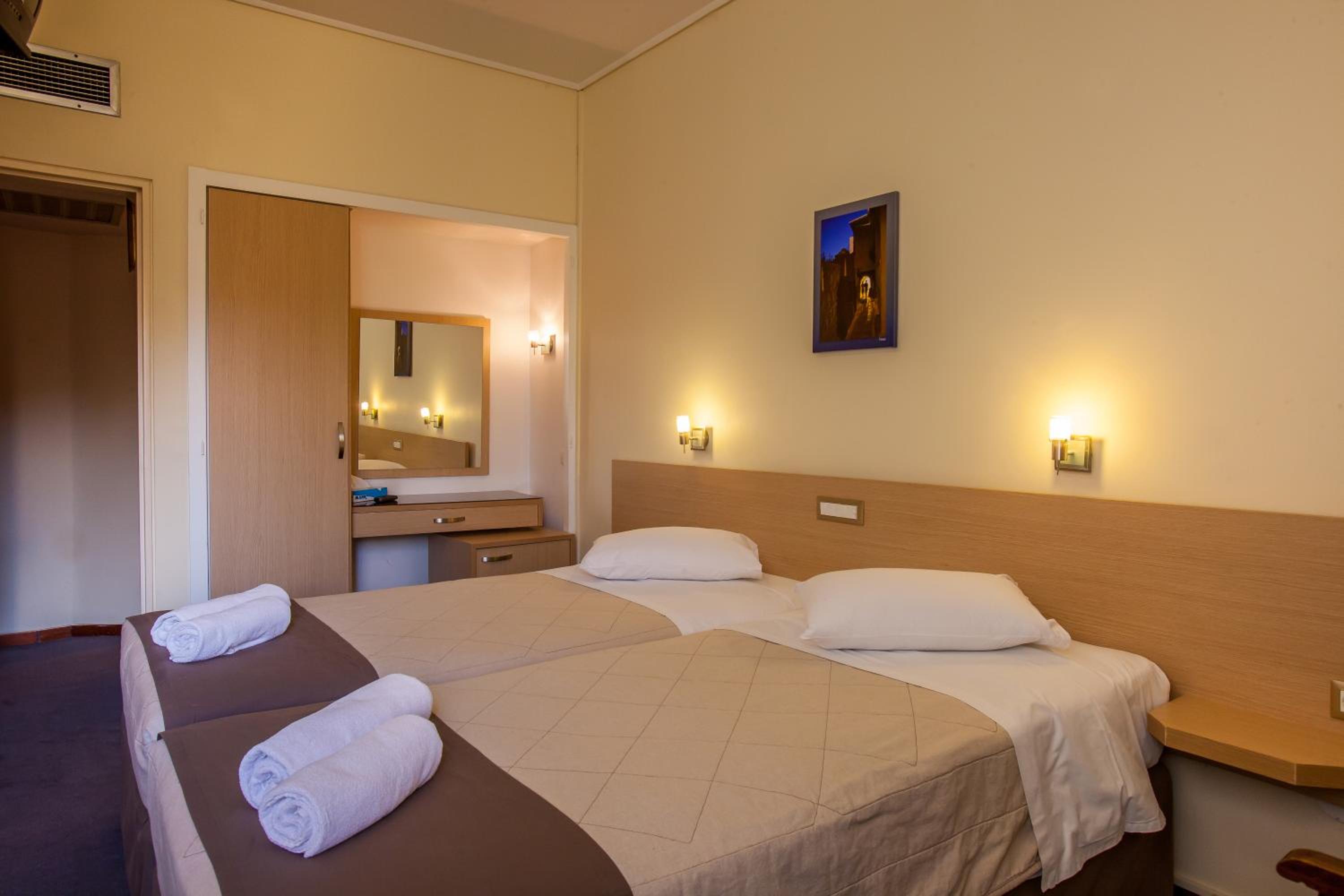Economy Twin Room photo 3