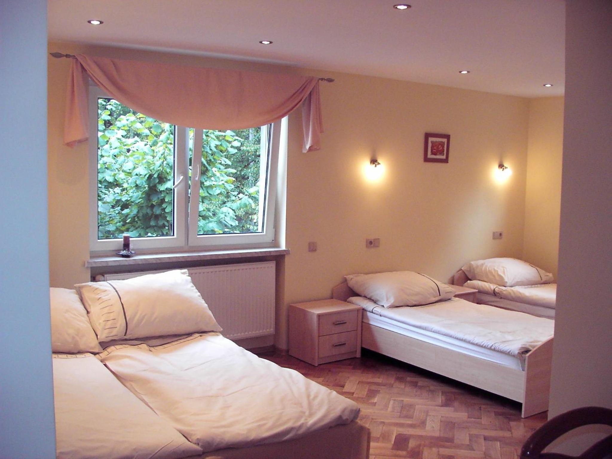 Family Studio (6 Adults)
