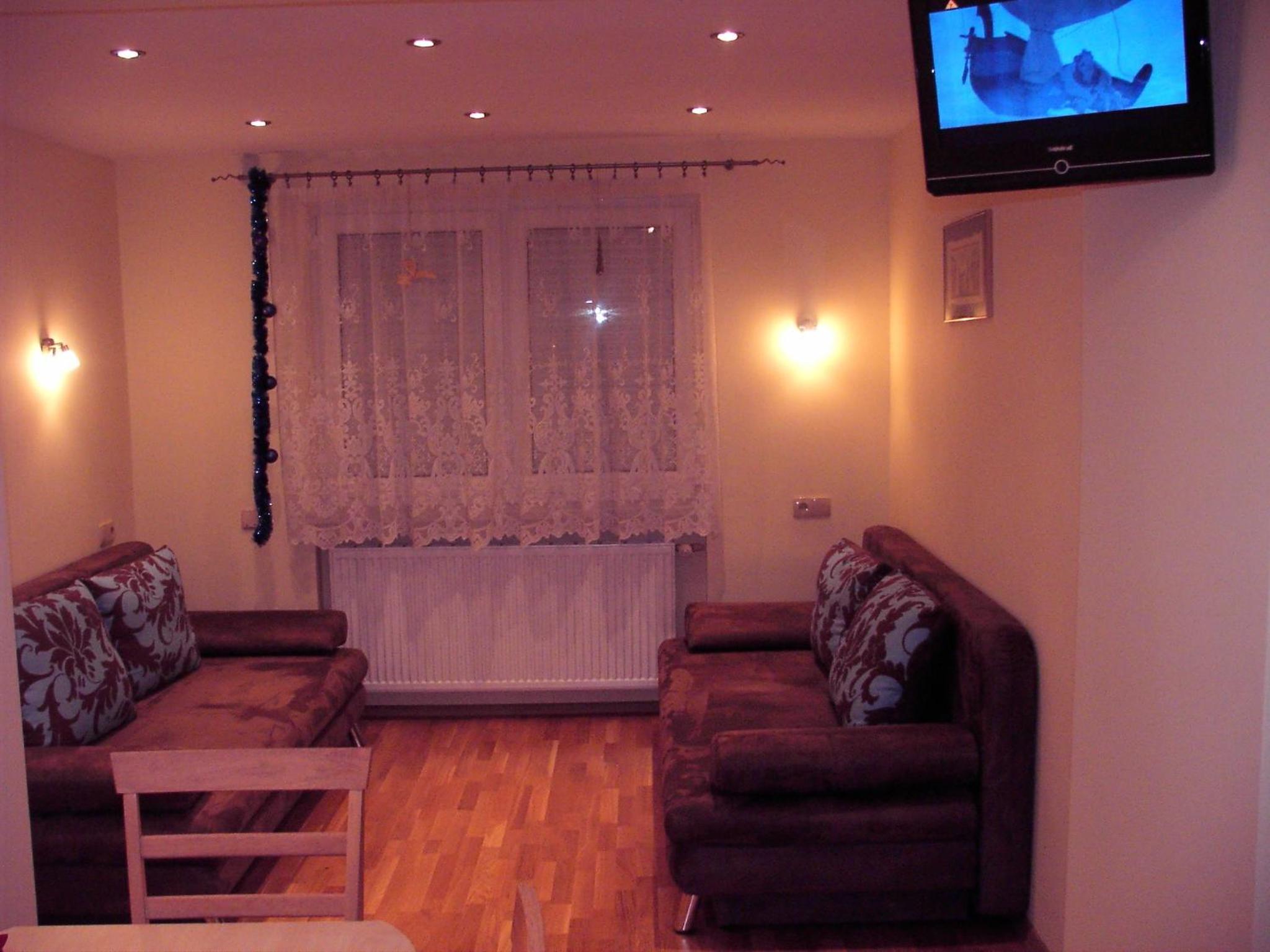 Family Studio (5 Adults)