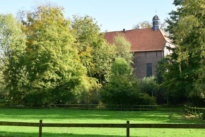 Eight-Bedroom House photo 2