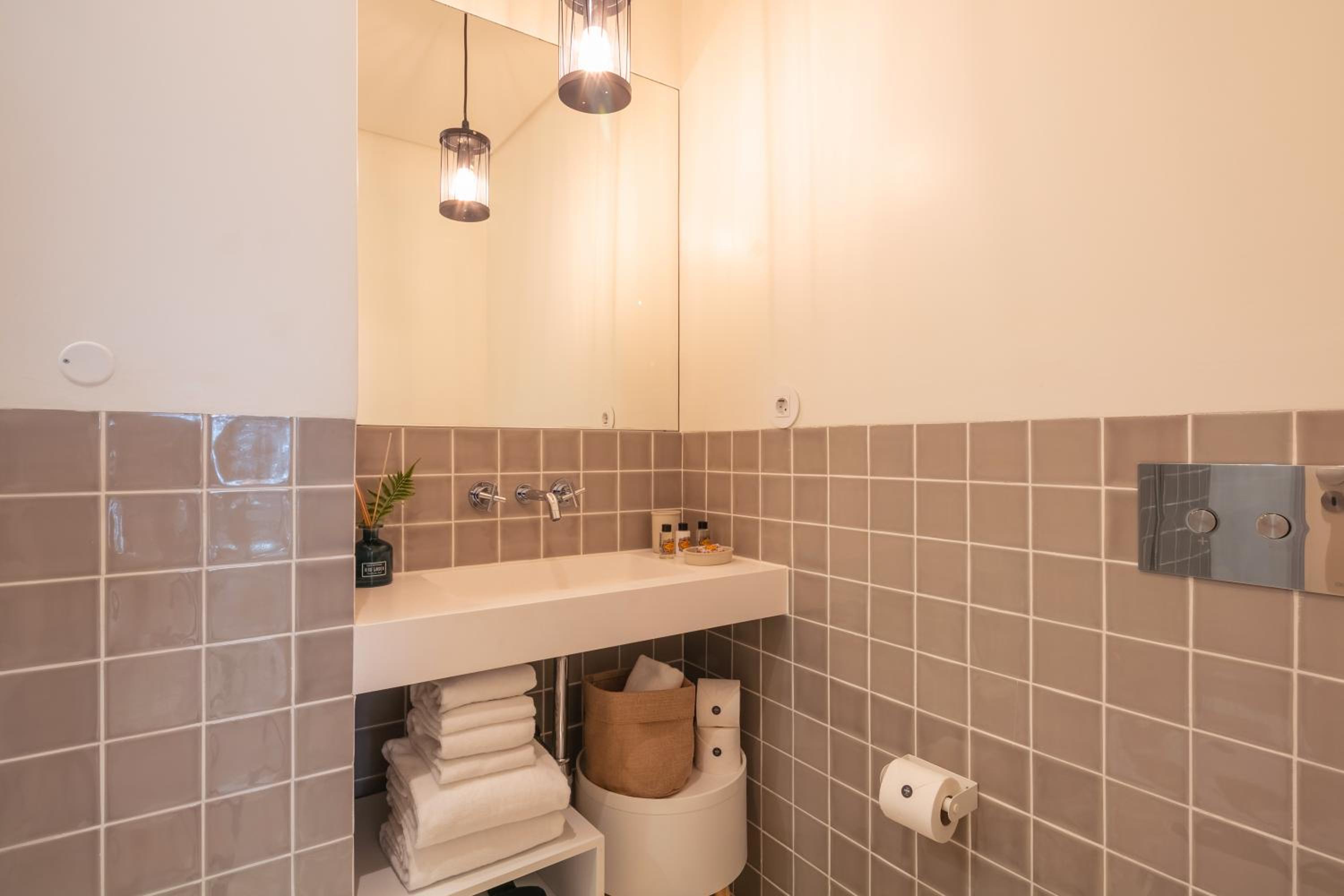 Superior One-Bedroom Apartment - Photo 11