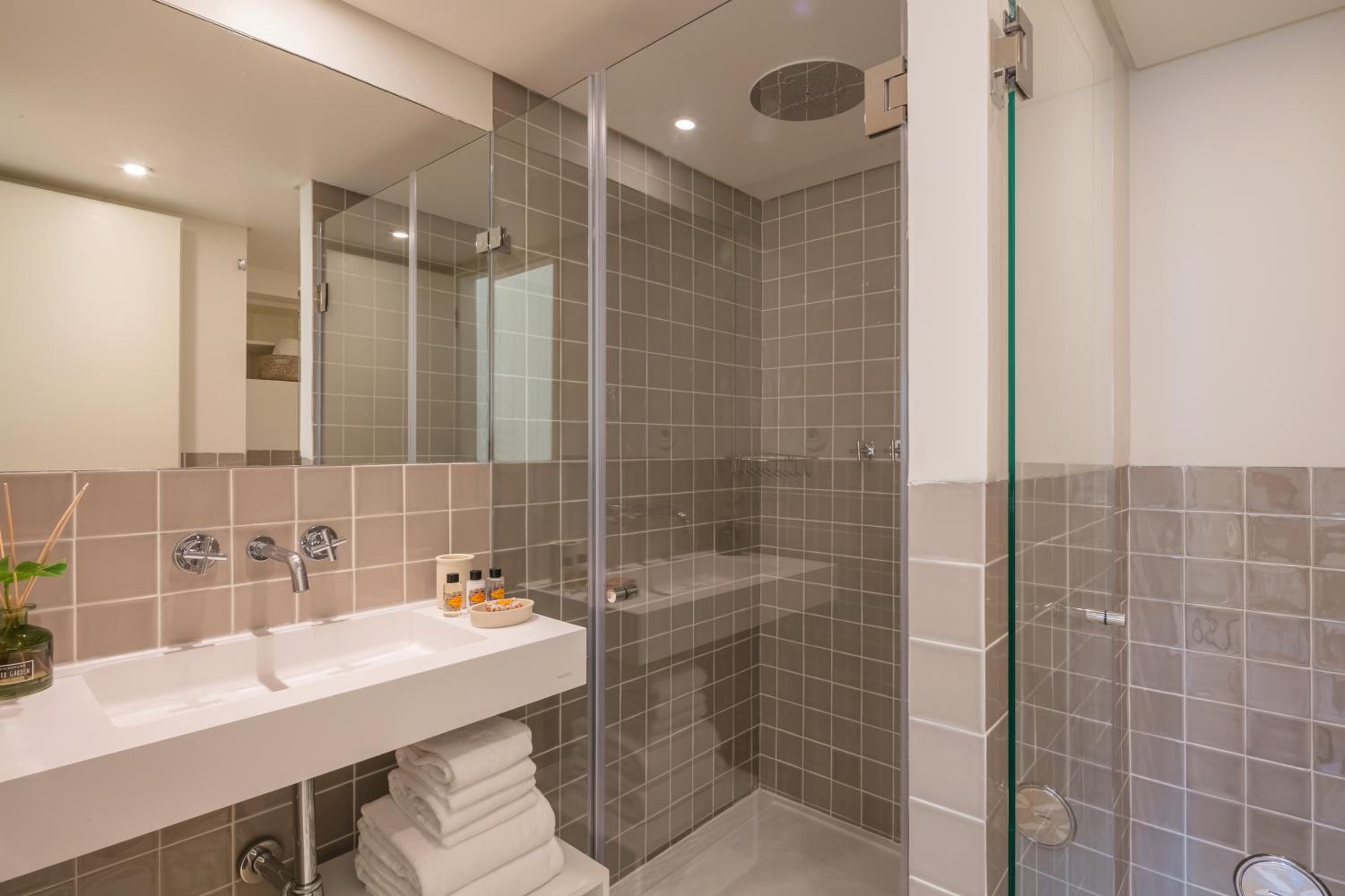 Superior One-Bedroom Apartment - Photo 7