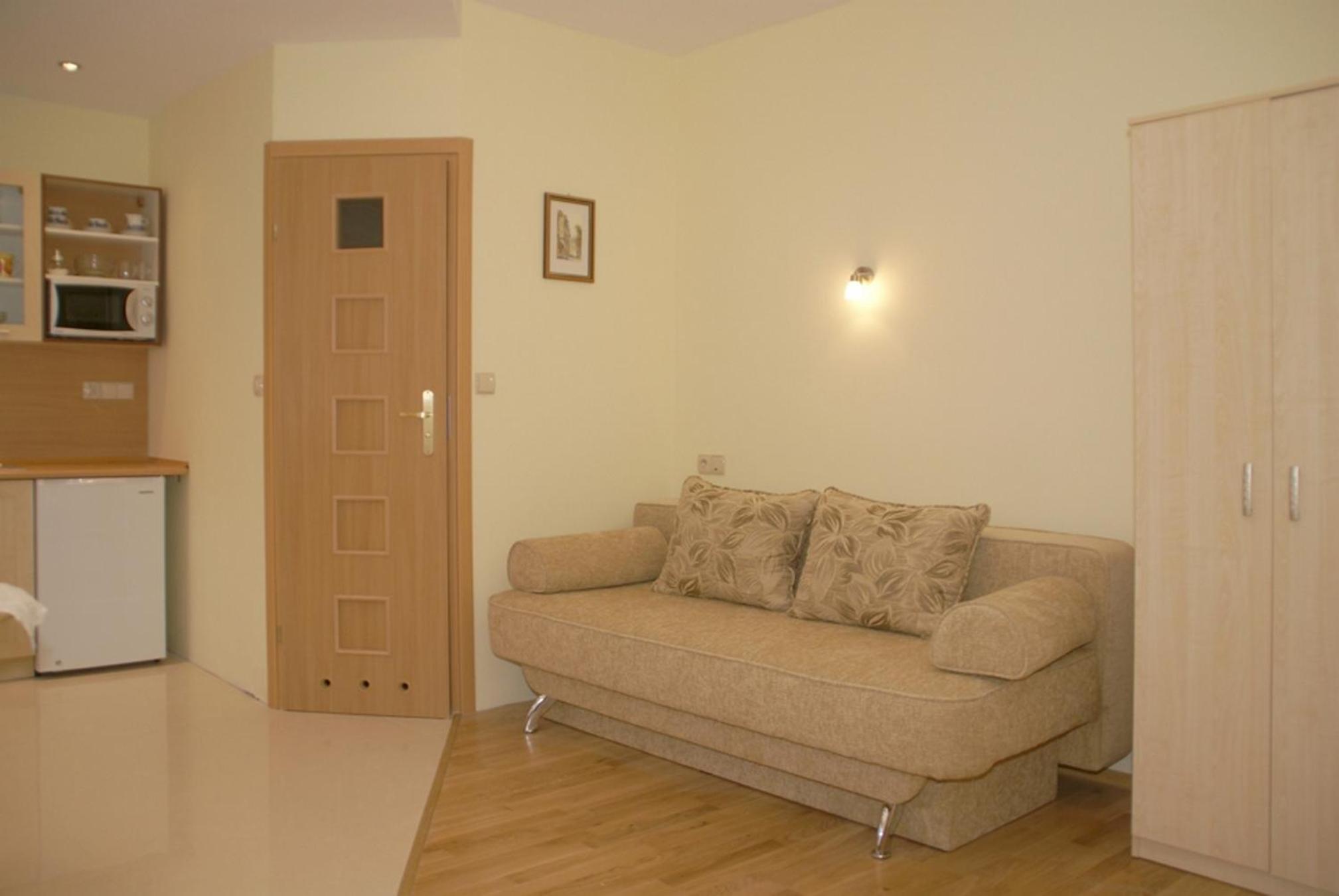 Family Studio (4 Adults)
