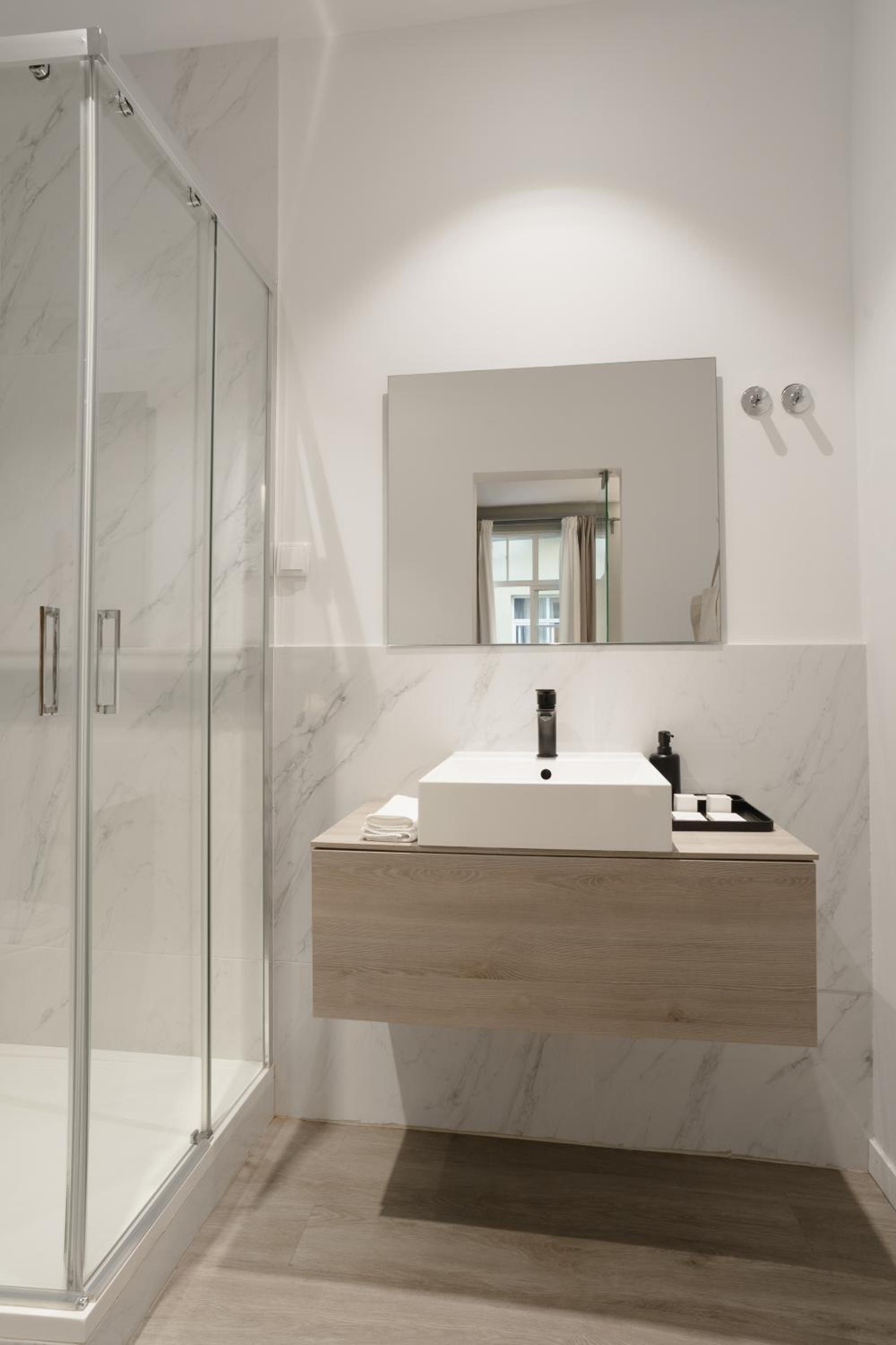 Standard Suite - Photo 14