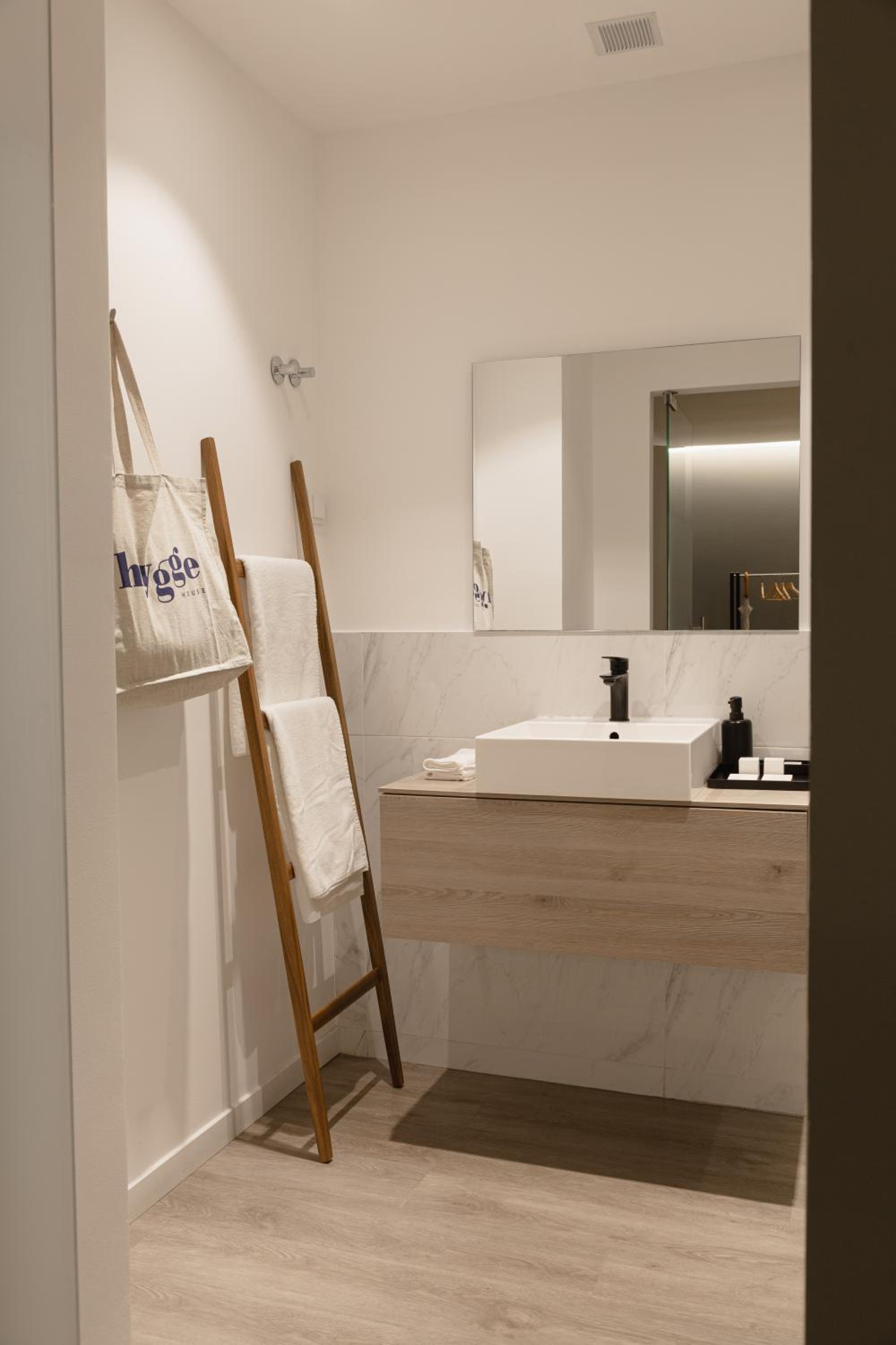 Standard Suite - Photo 7