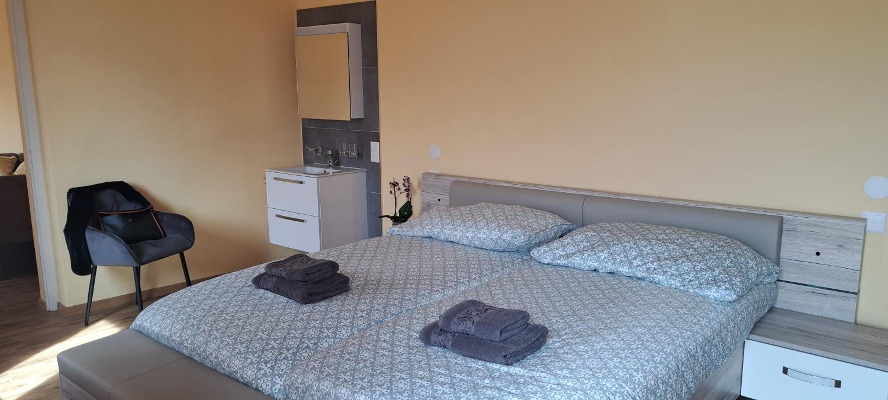 Family Room with Shared Bathroom photo 3