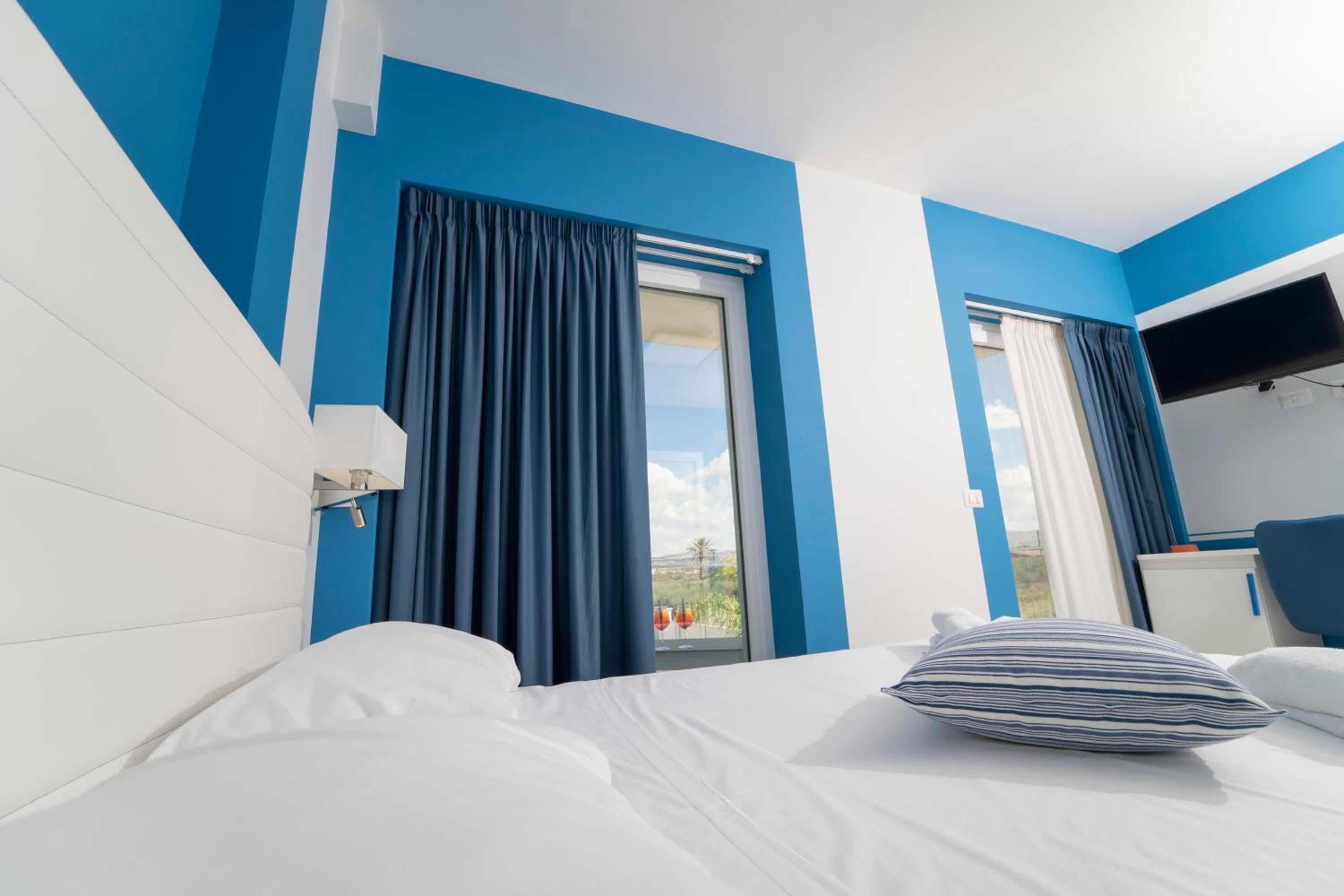 Deluxe Double Room with Balcony - Photo 15