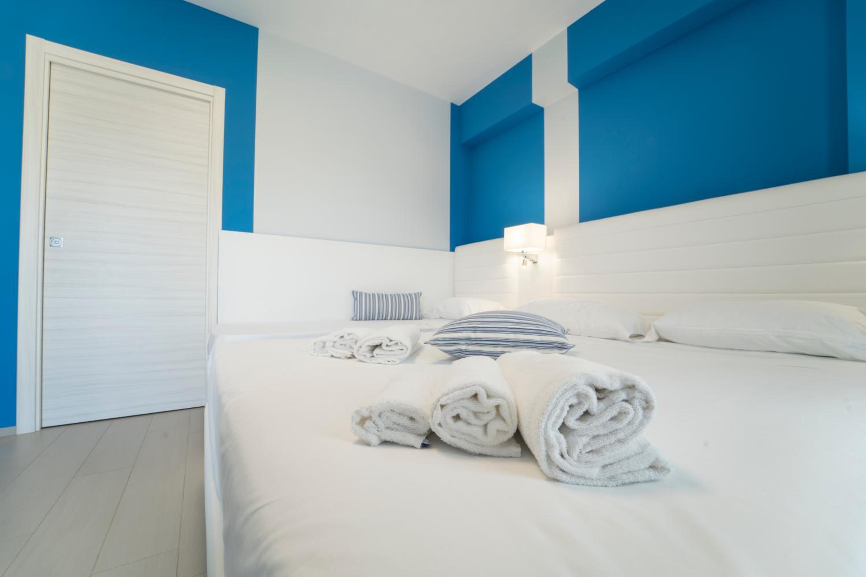 Deluxe Double Room with Balcony - Photo 18