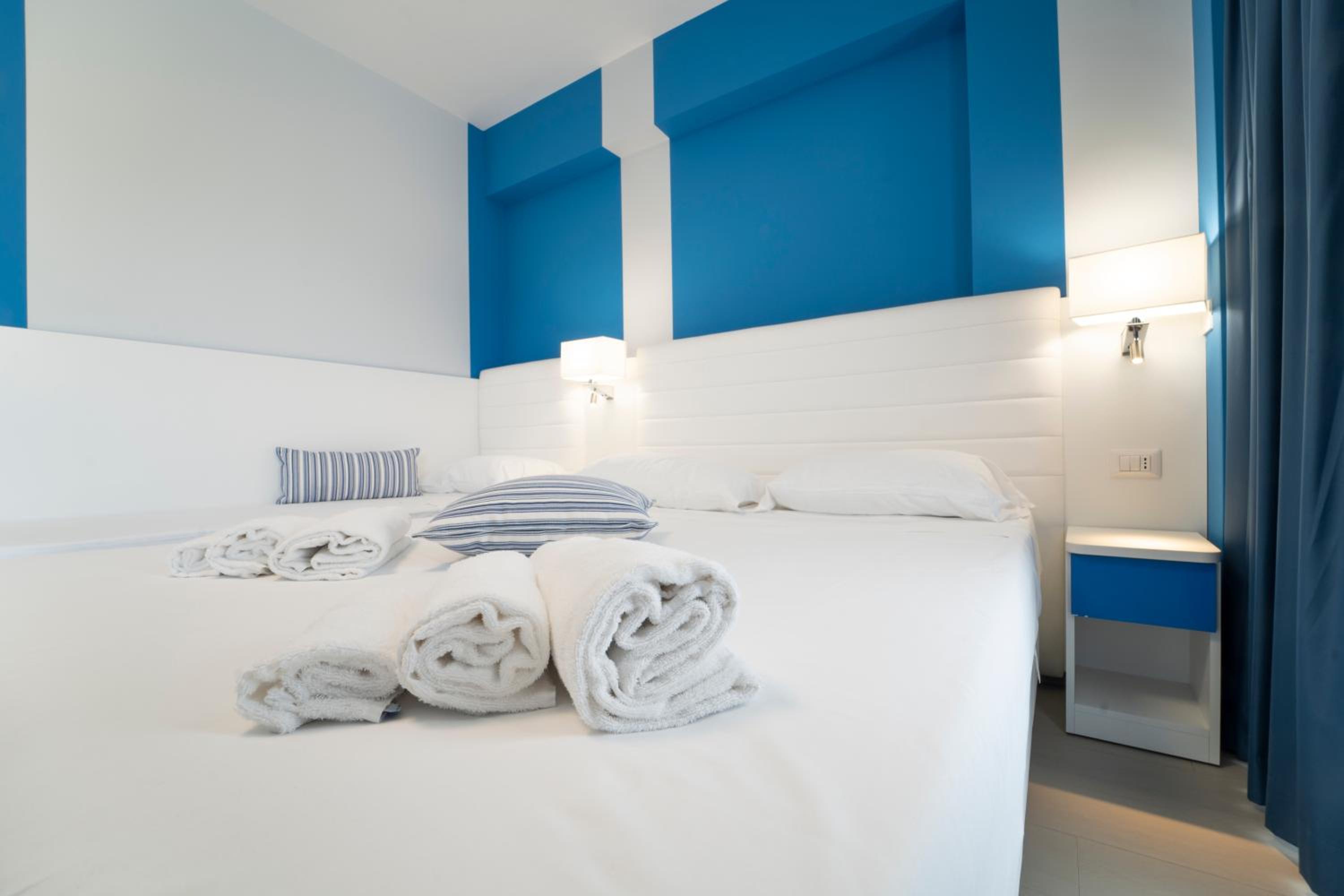 Deluxe Double Room with Balcony - Photo 19