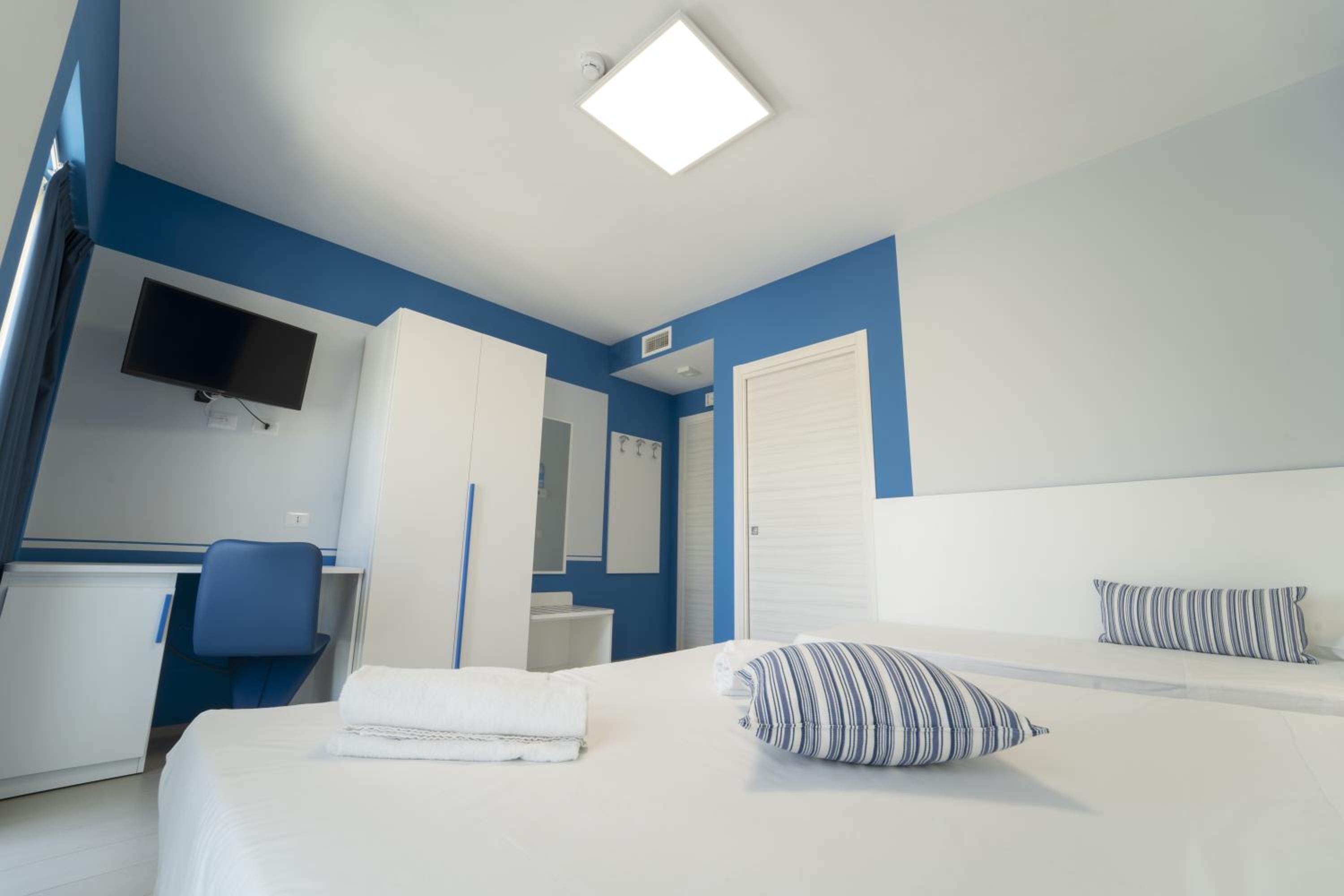 Deluxe Double Room with Balcony - Photo 20