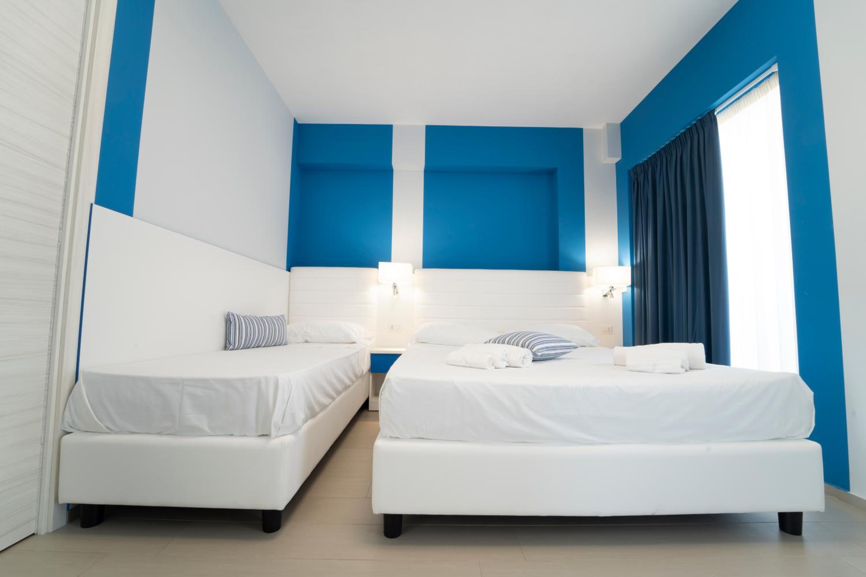 Deluxe Double Room with Balcony - Photo 21