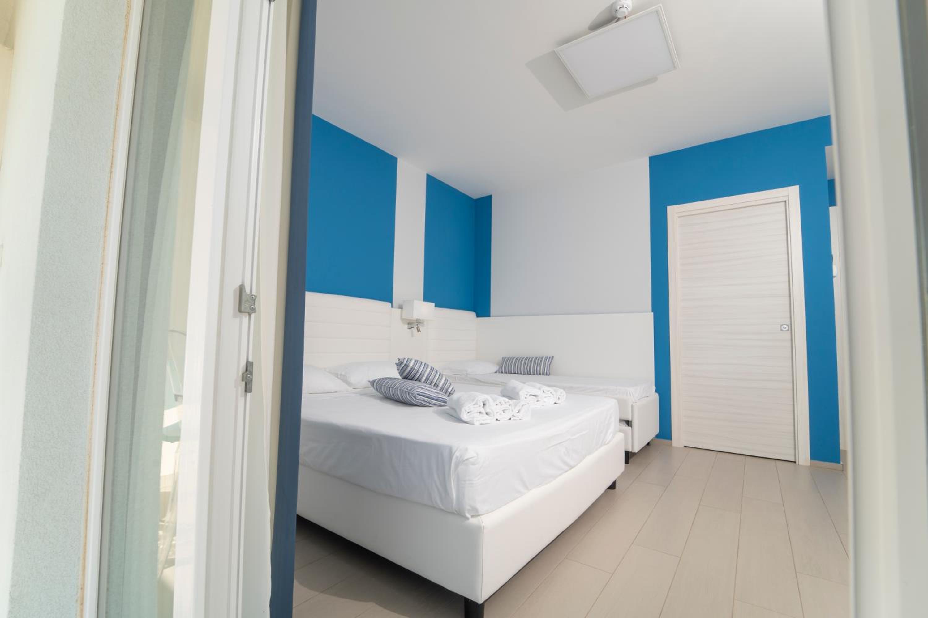 Deluxe Double Room with Balcony - Photo 23
