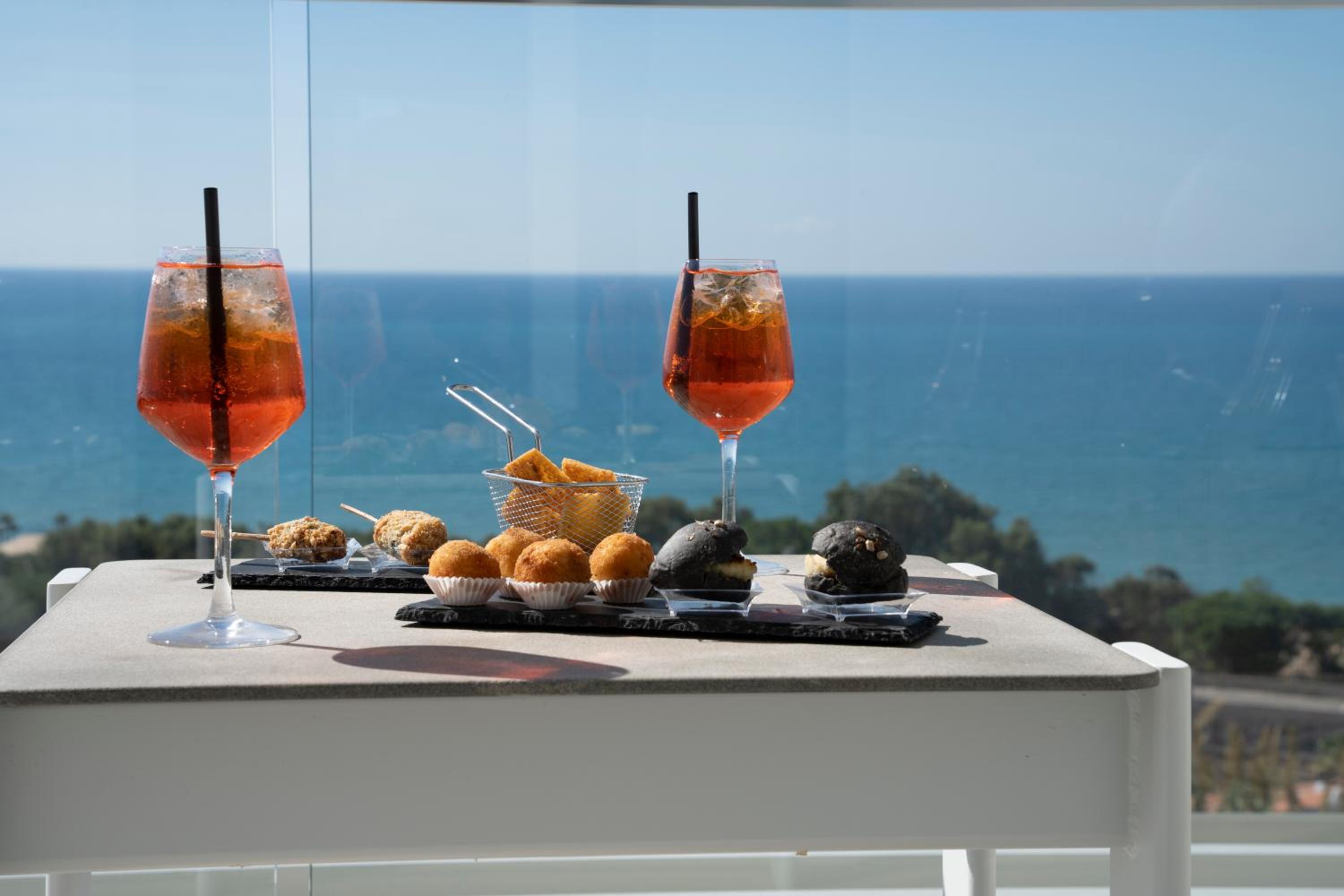Deluxe Double Room with Balcony and Sea View - Photo 11