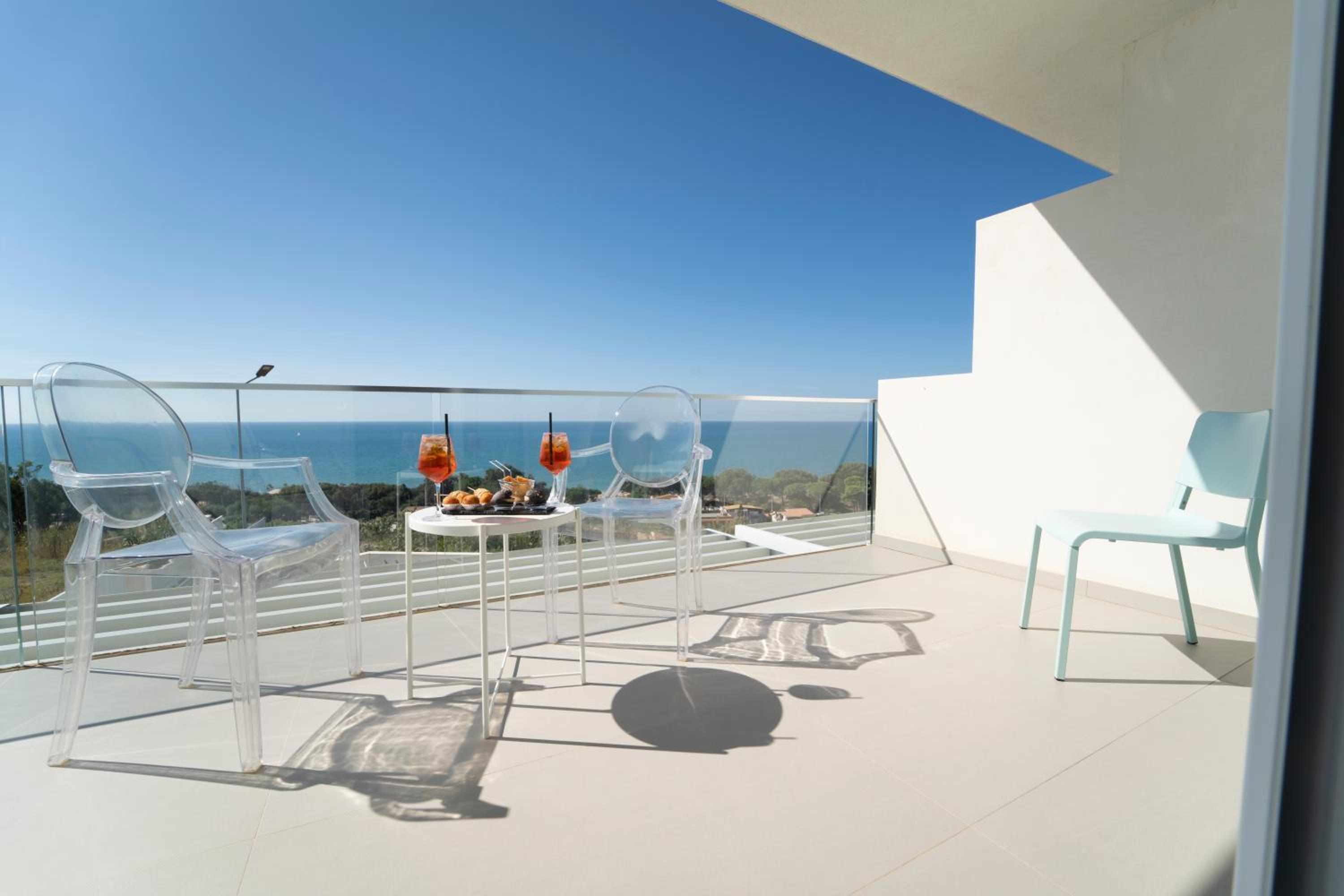 Deluxe Double Room with Balcony and Sea View - Photo 20