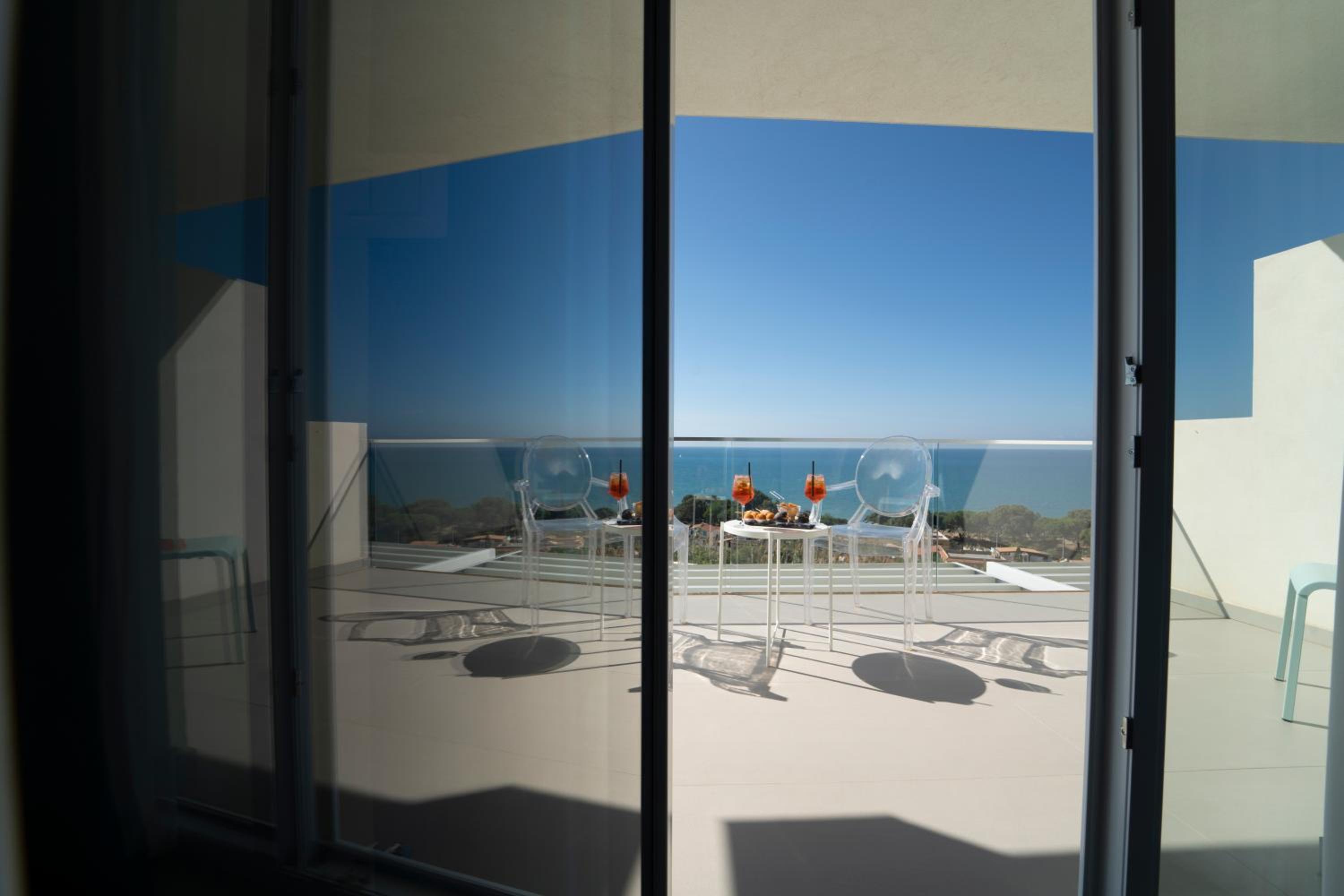 Deluxe Double Room with Balcony and Sea View - Photo 22