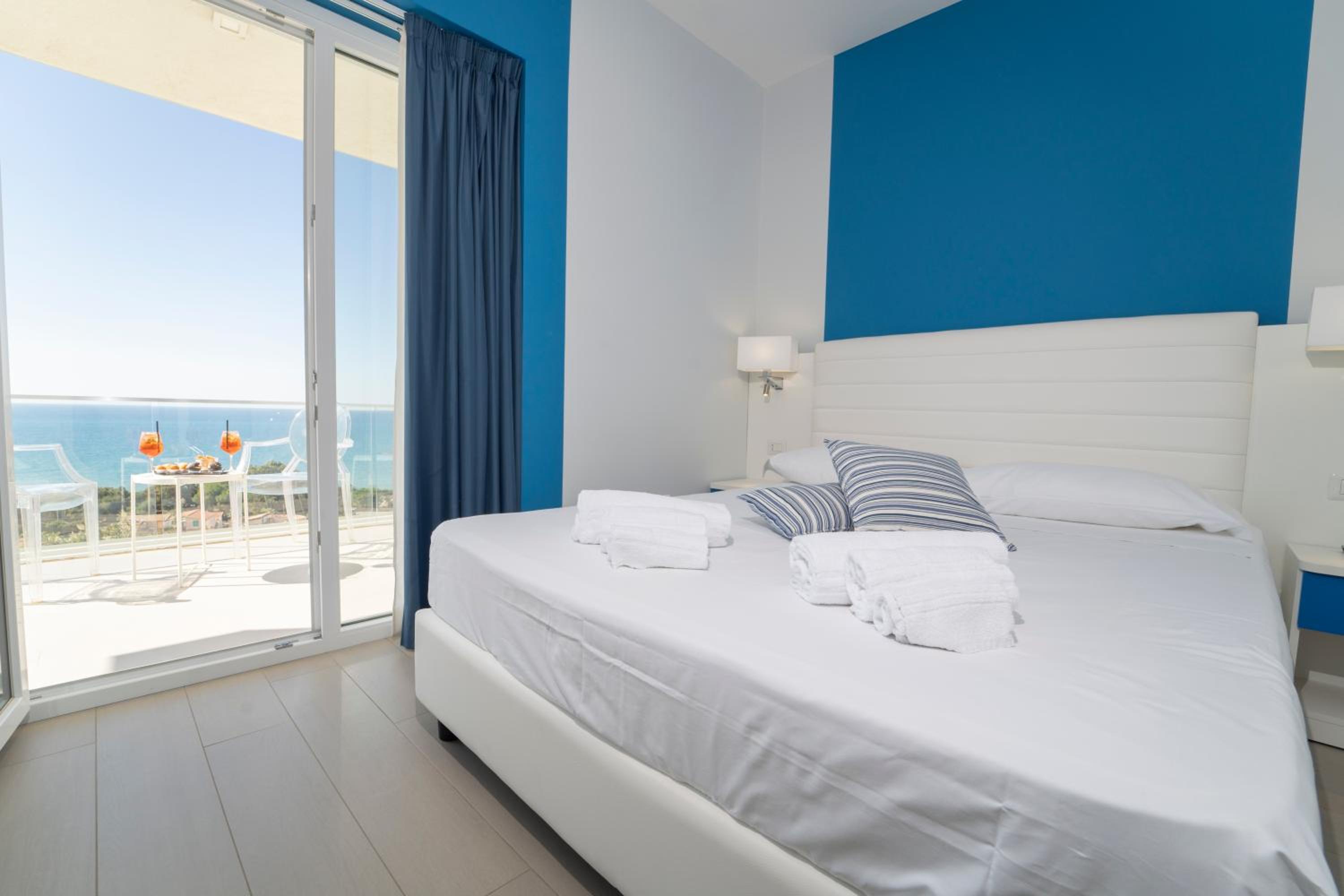 Deluxe Double Room with Balcony and Sea View - Photo 23