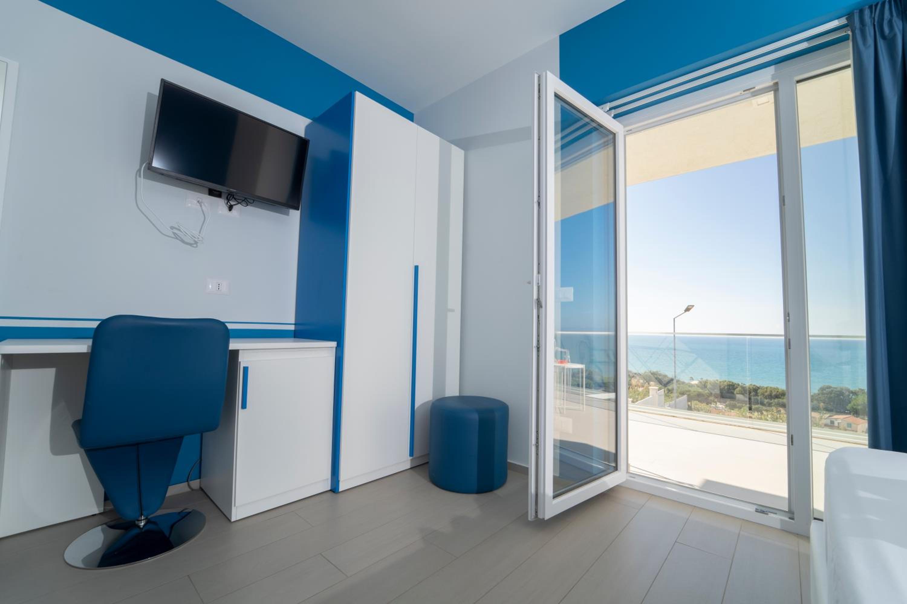 Deluxe Double Room with Balcony and Sea View - Photo 13
