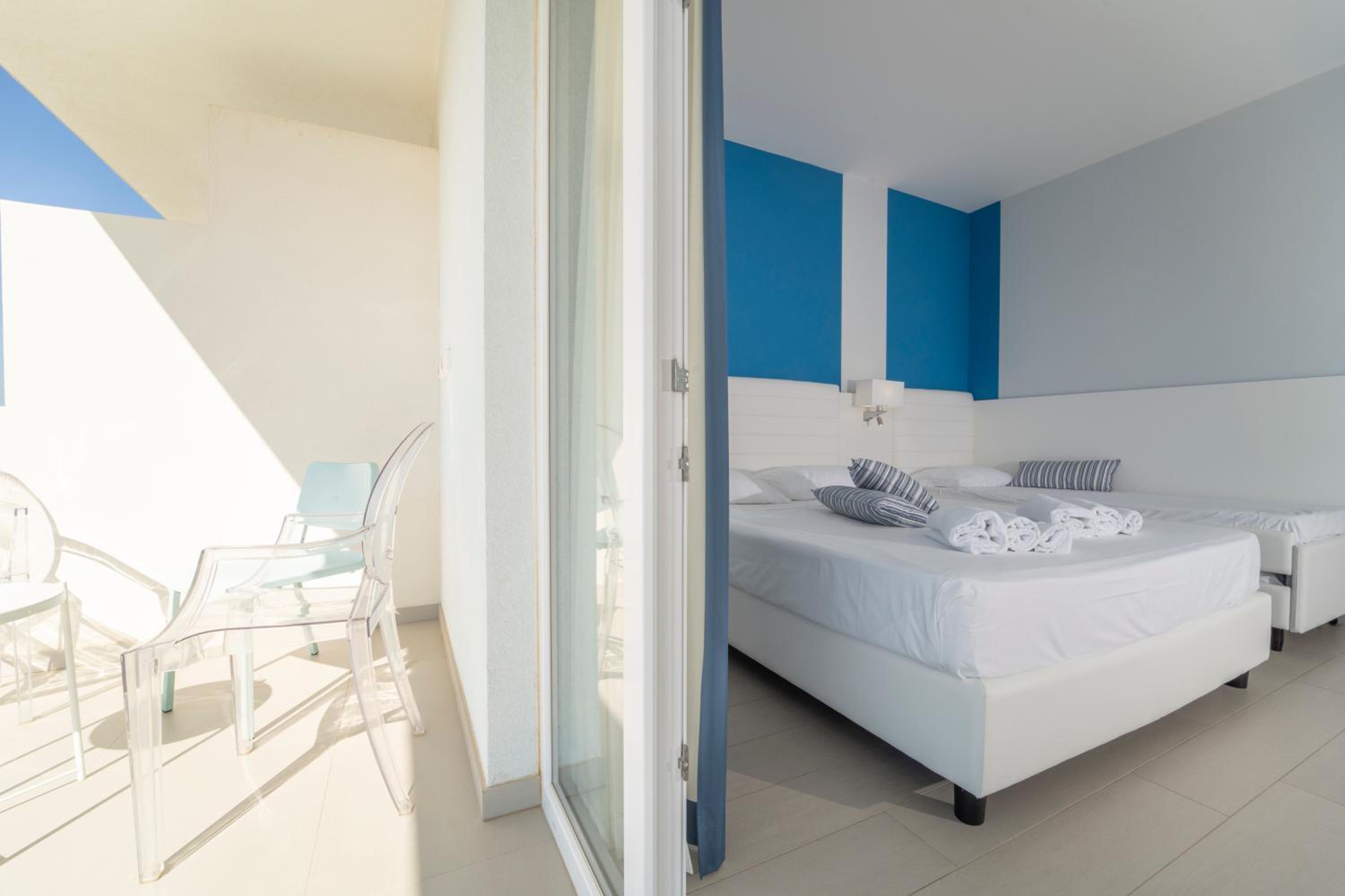 Deluxe Double Room with Balcony and Sea View - Photo 21