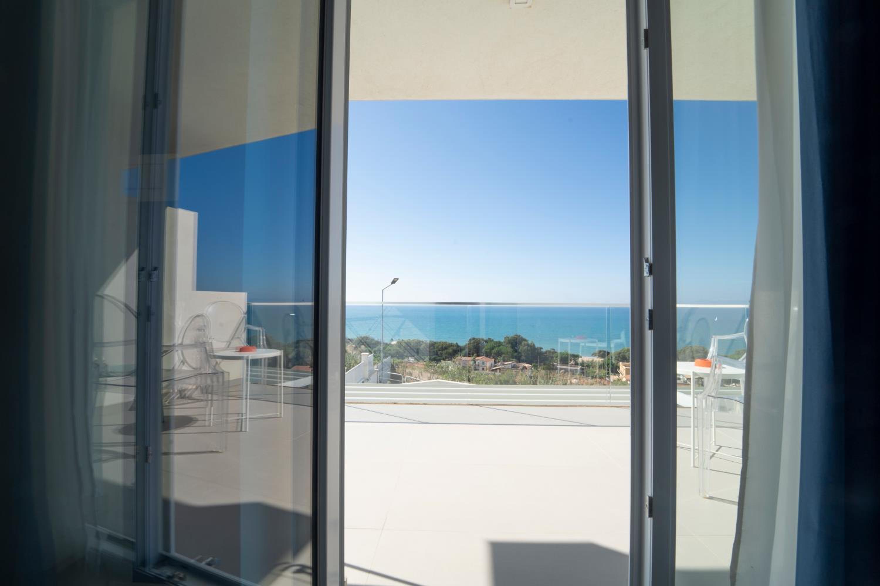 Deluxe Double Room with Balcony and Sea View - Photo 19