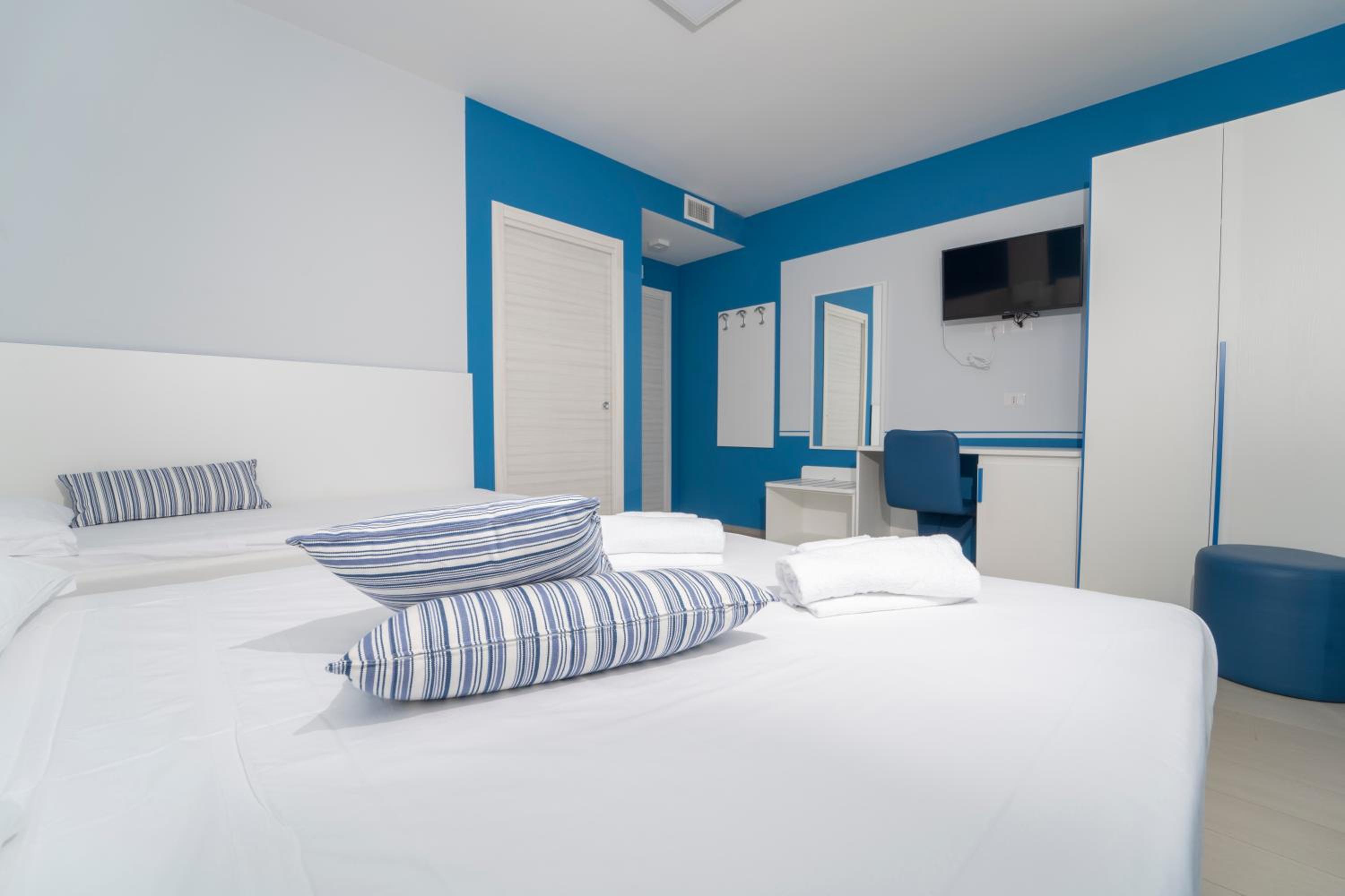 Deluxe Double Room with Balcony and Sea View - Photo 26
