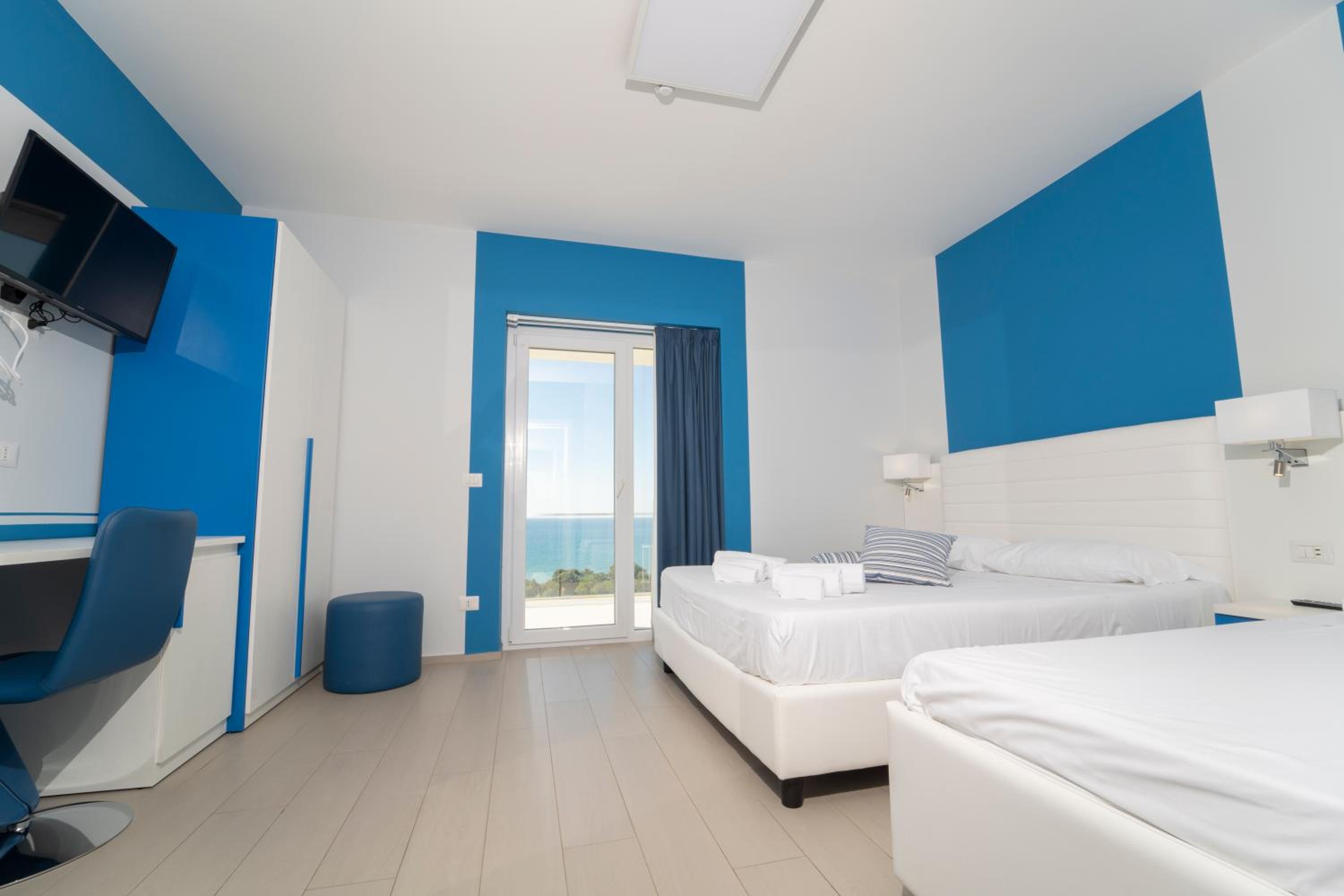 Deluxe Double Room with Balcony and Sea View - Photo 16