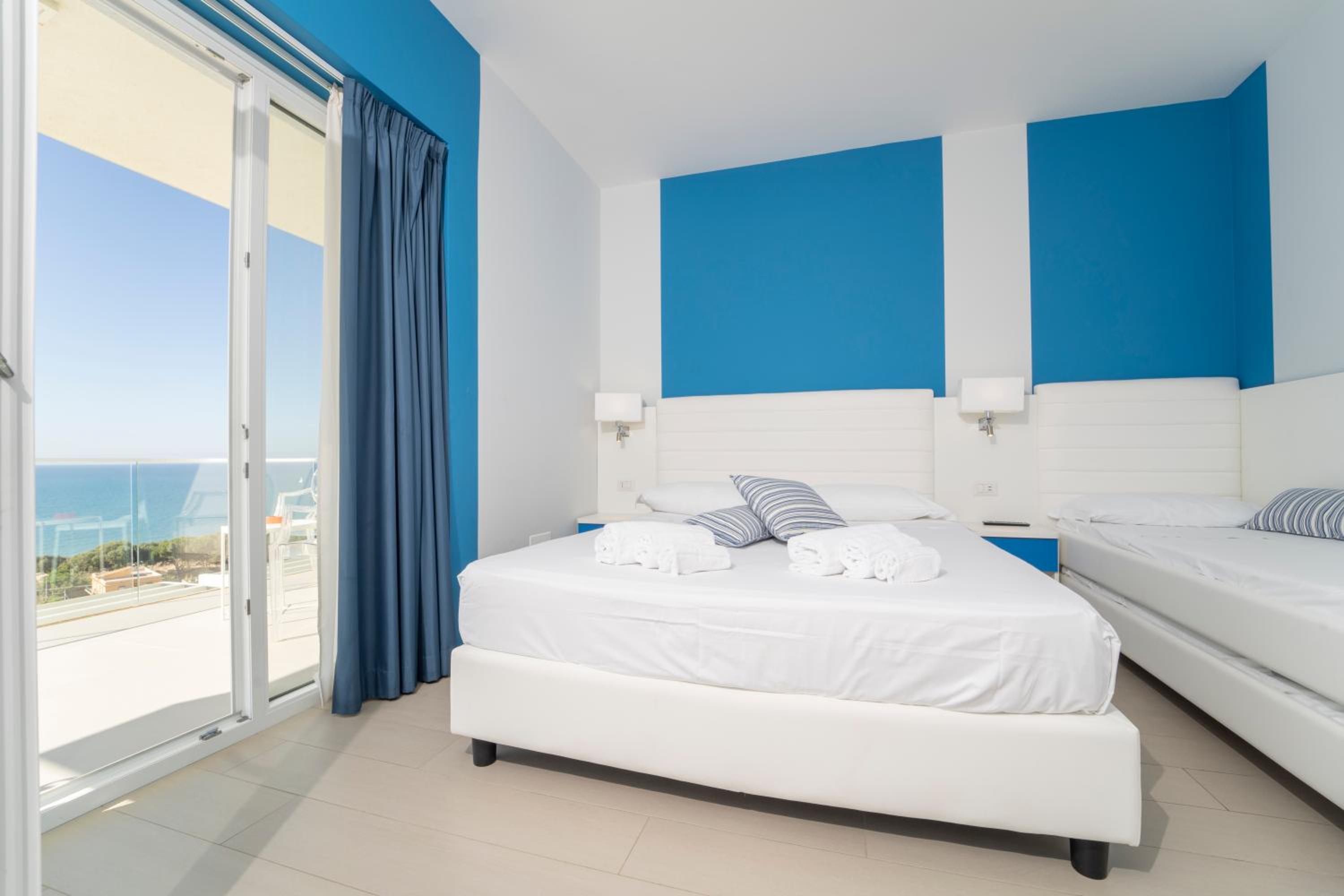 Deluxe Double Room with Balcony and Sea View - Photo 10