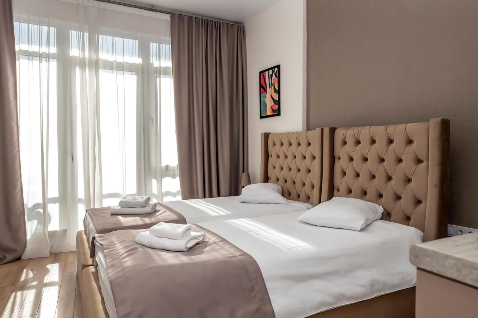 Standard Twin Room with Pool View - Photo 4