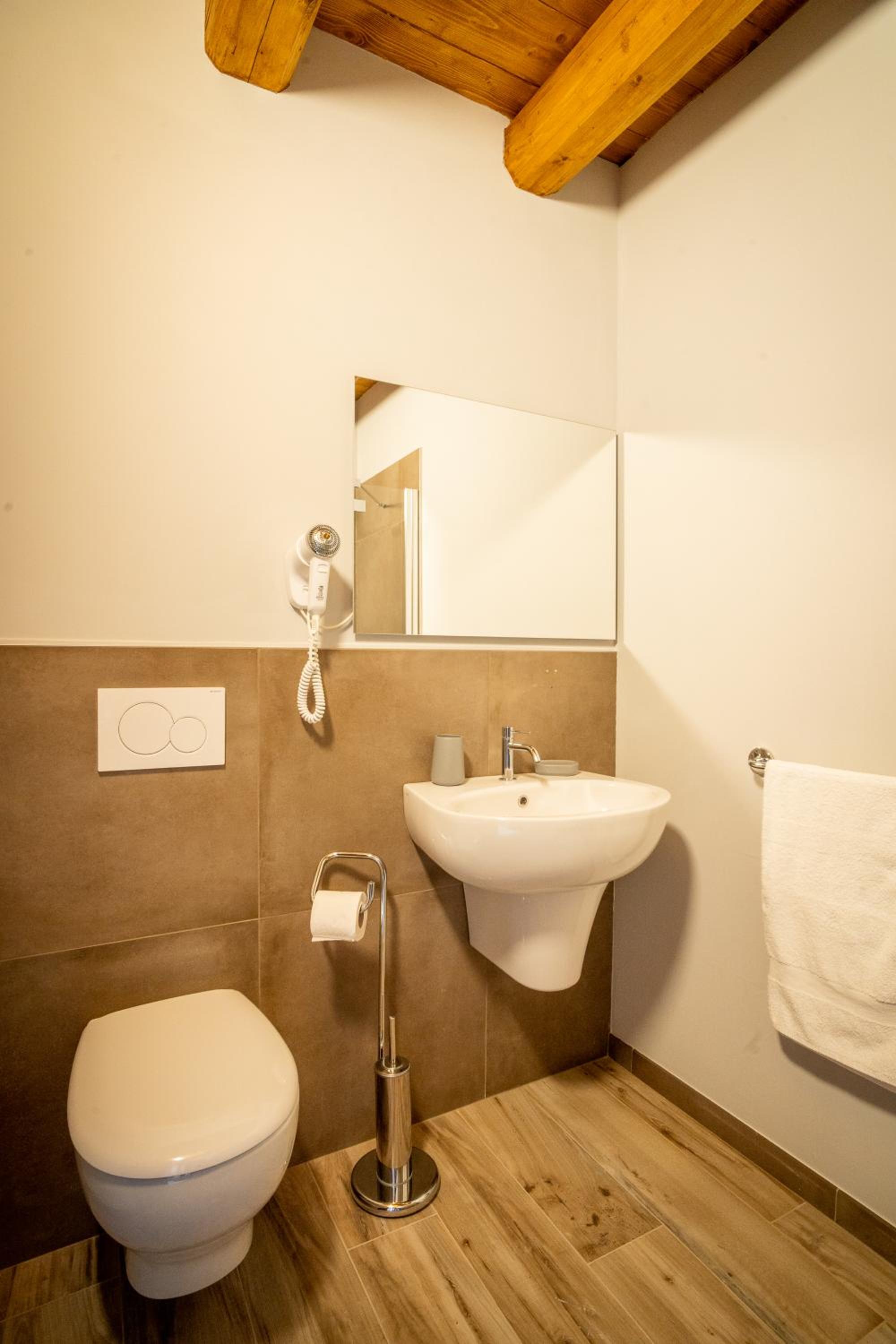 Double or Twin Room - Photo 7