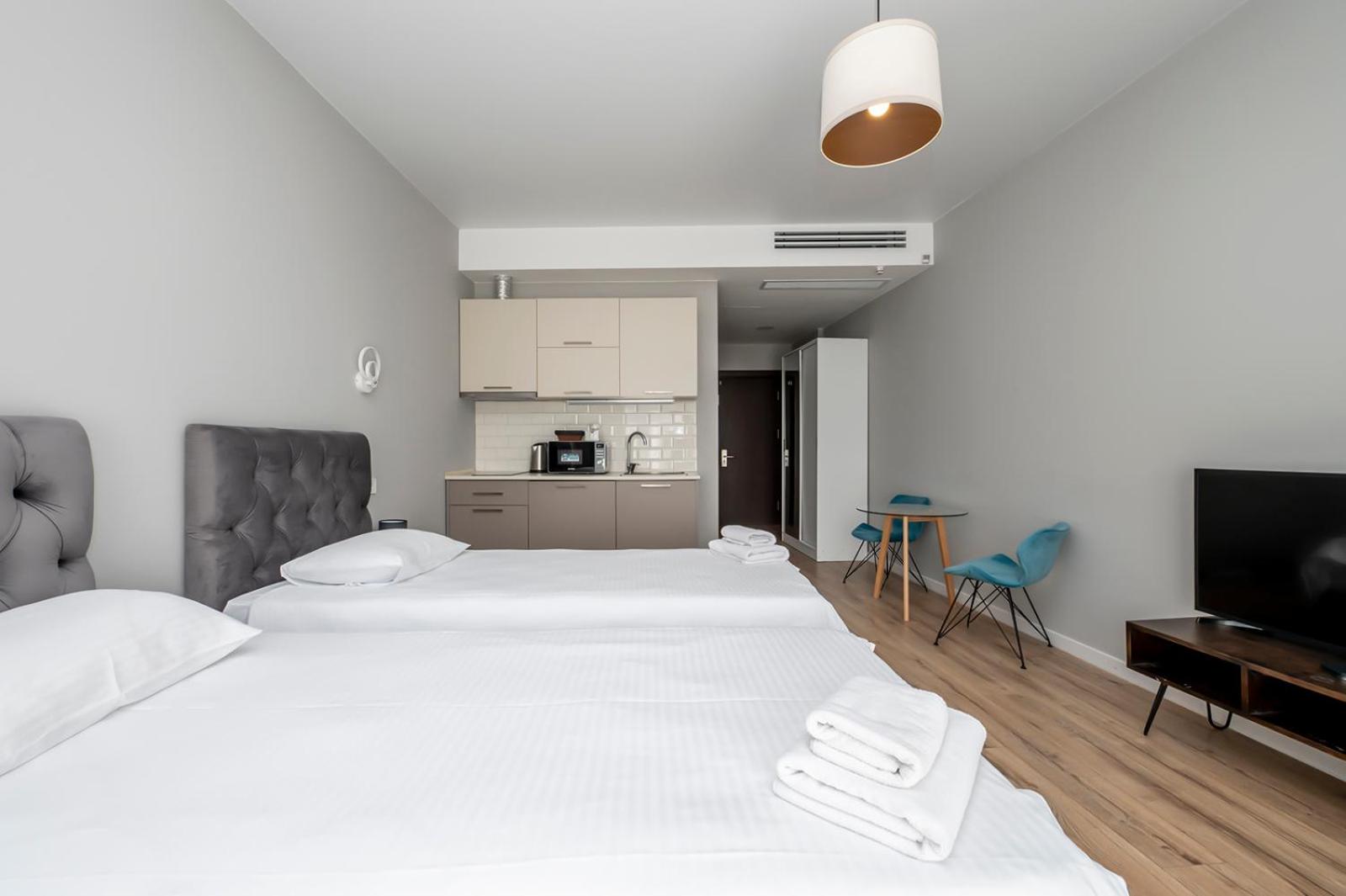 Standard Twin Room with Pool View - Photo 6