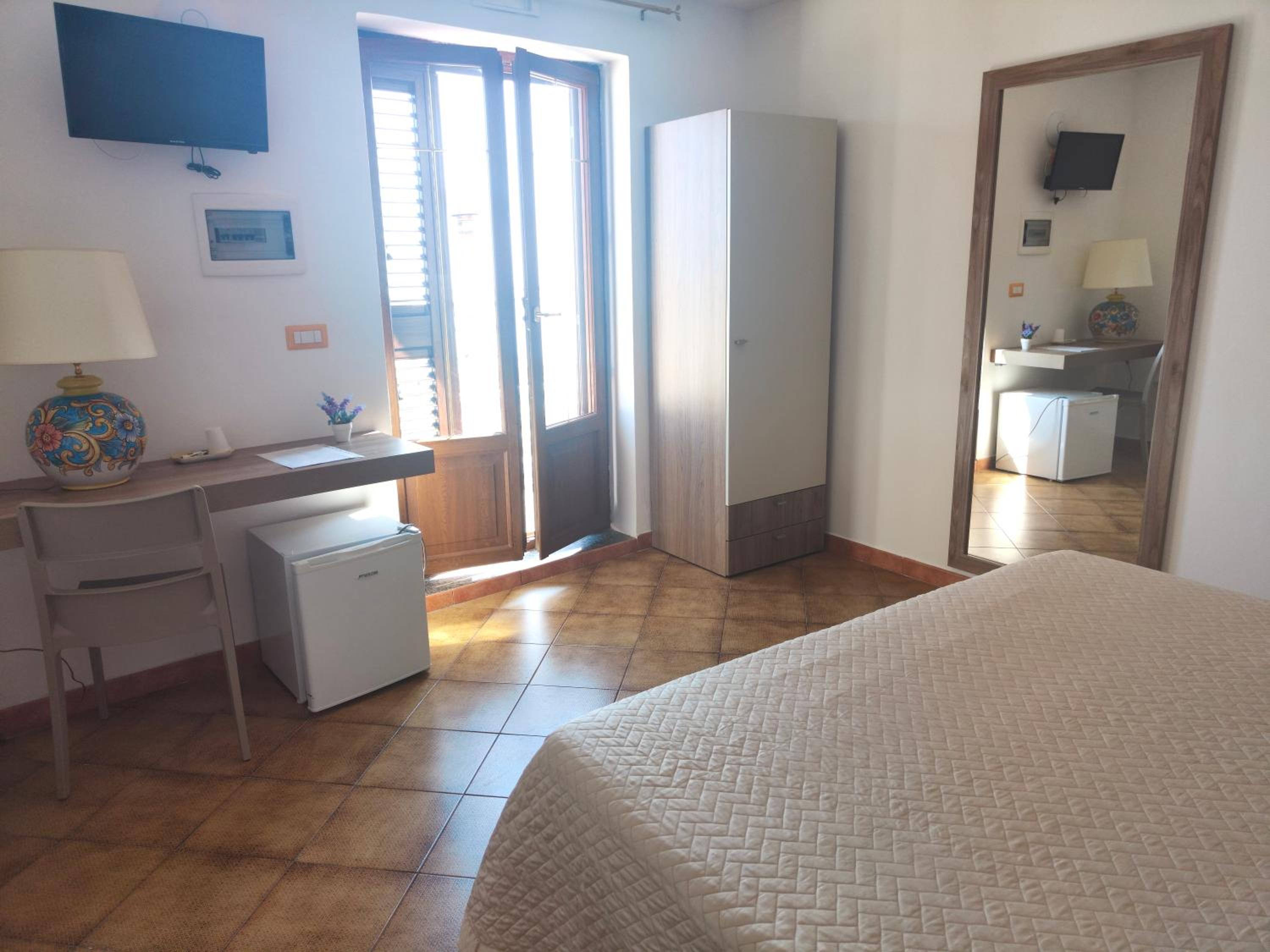 Double Room with Sea View - Photo 3