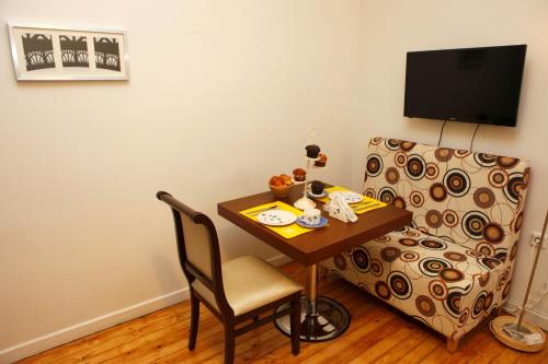 Deluxe One-Bedroom with Terrace photo 2
