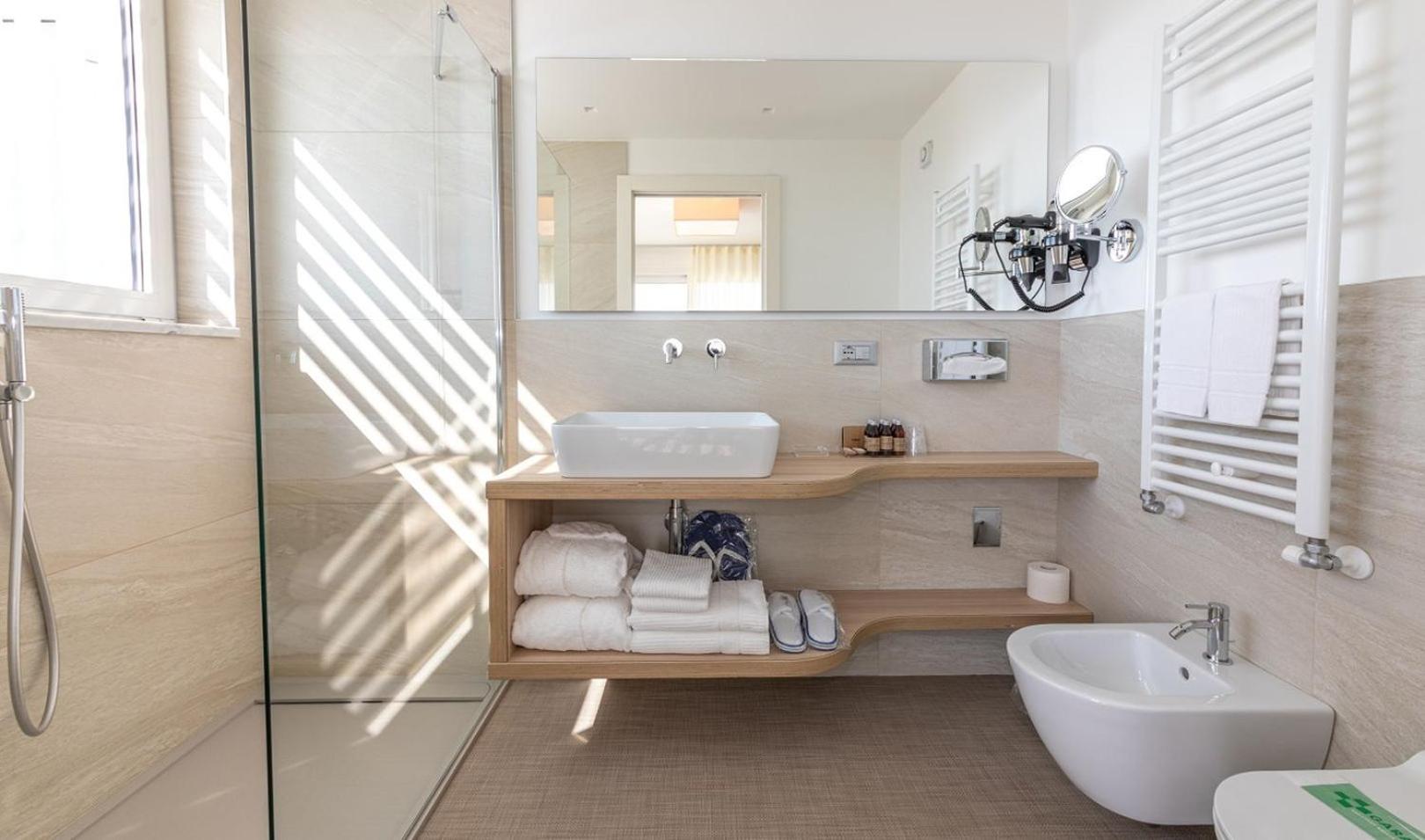 King Room with Spa Bath - Photo 3