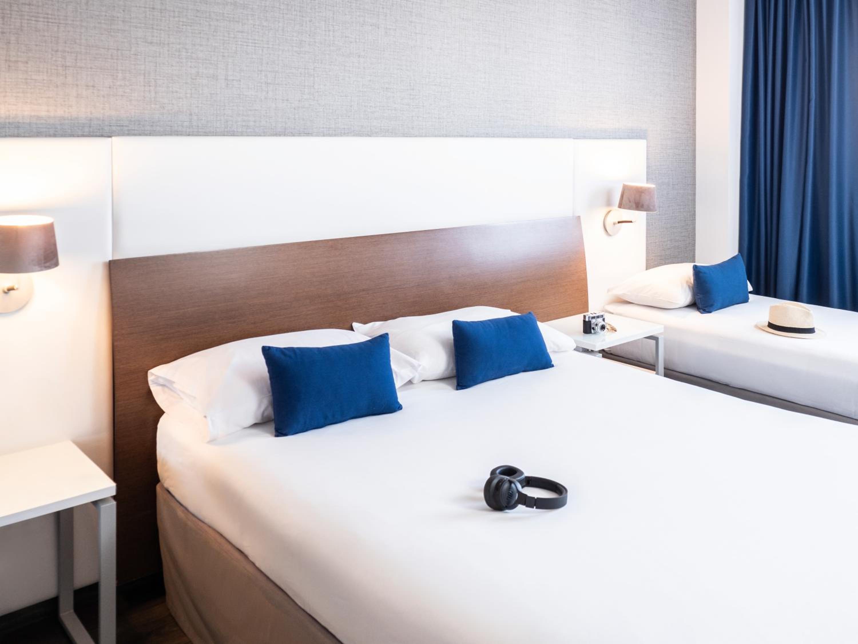 Superior Double Room with Balcony - Photo 10