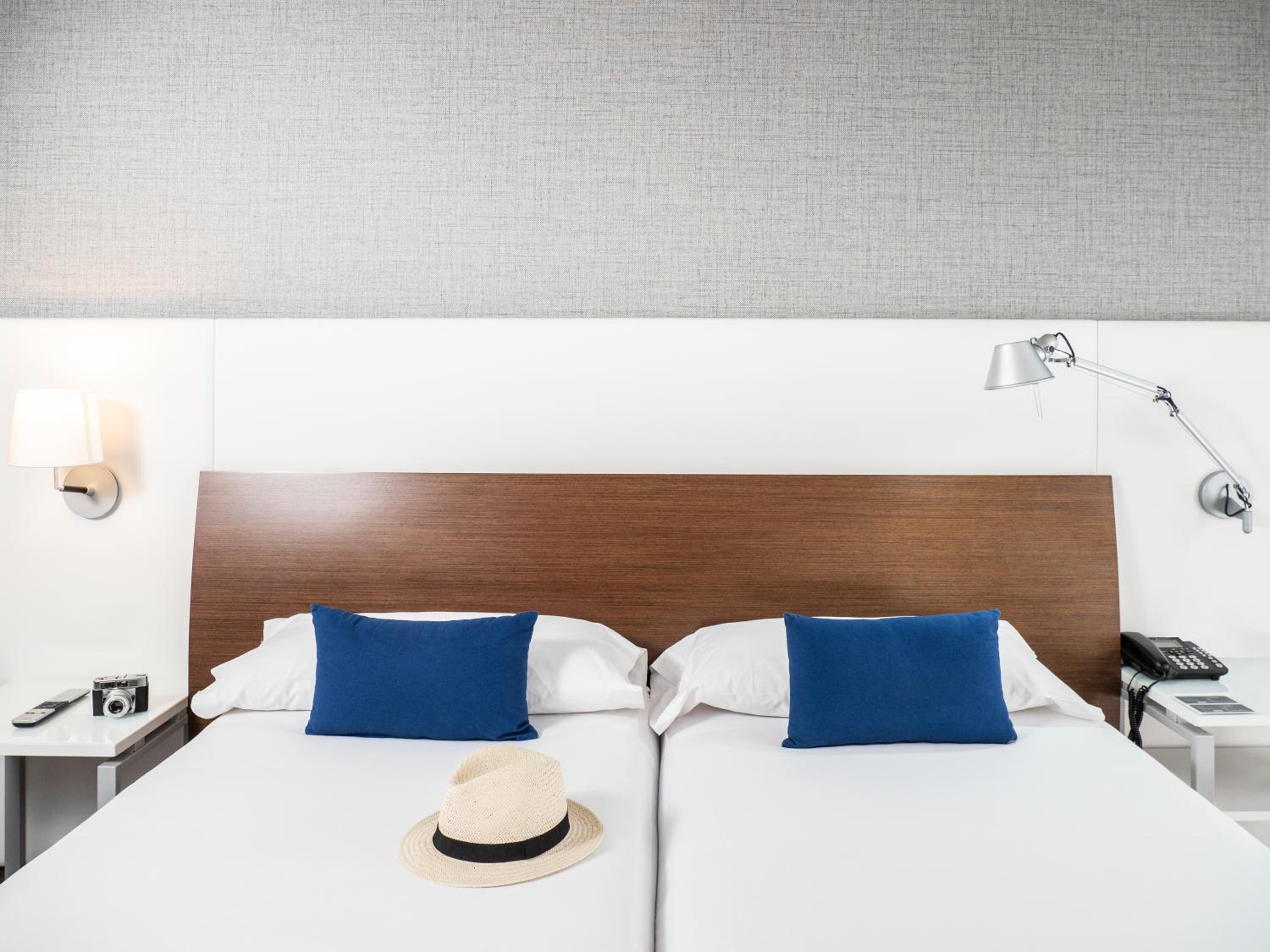 Standard Twin Room - Photo 9