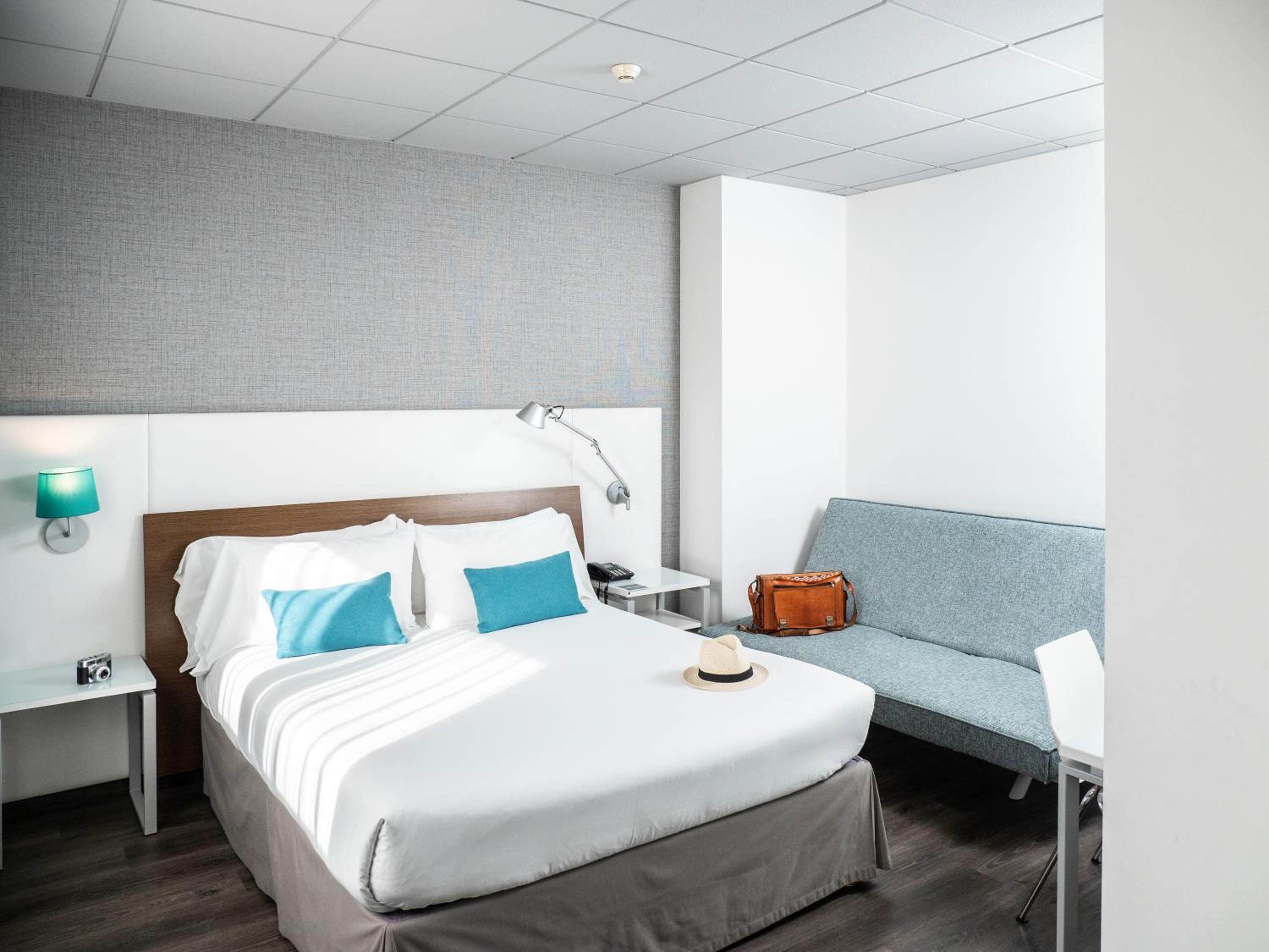 Standard Double Room - Photo 9
