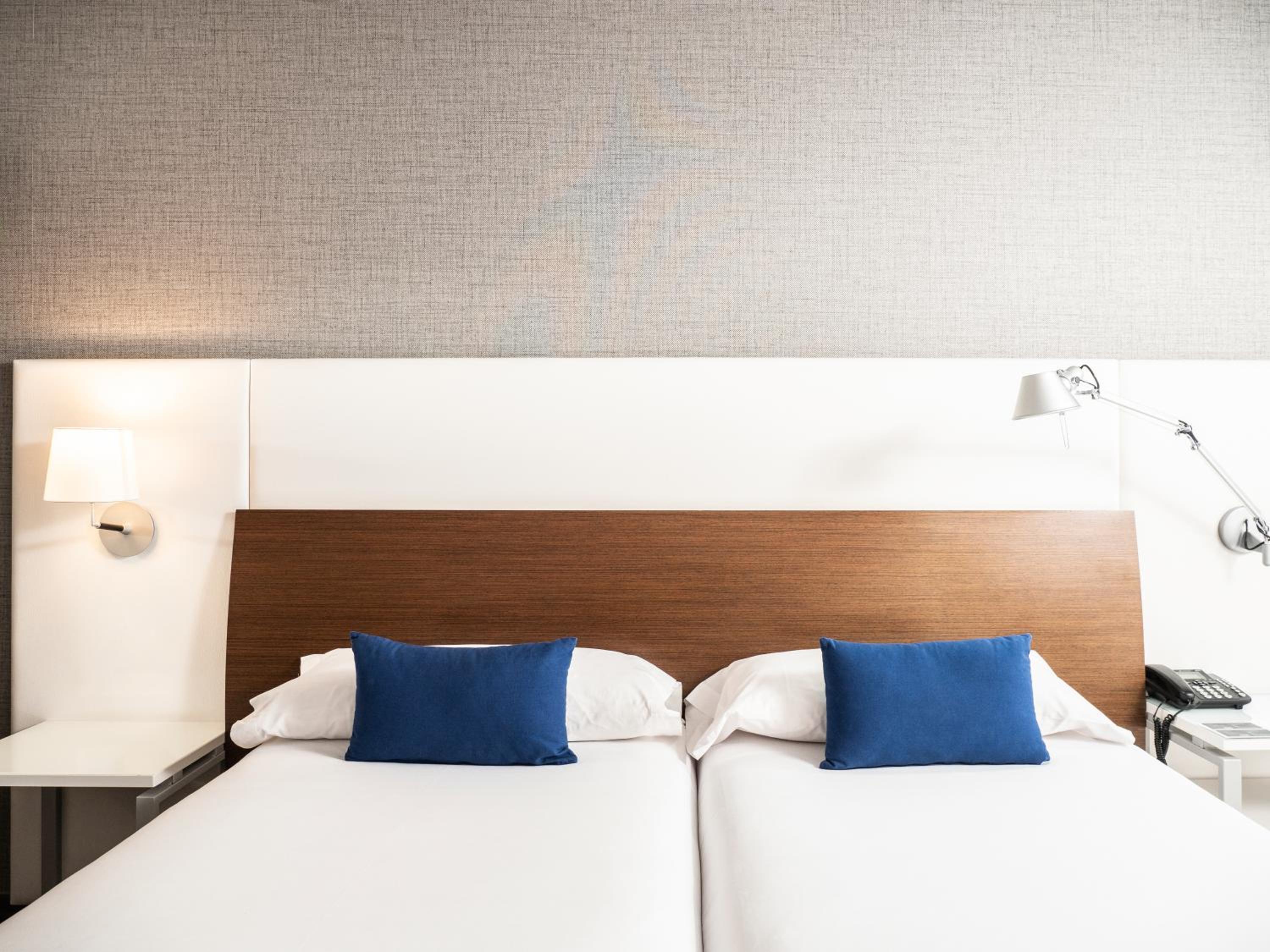 Standard Twin Room - Photo 3