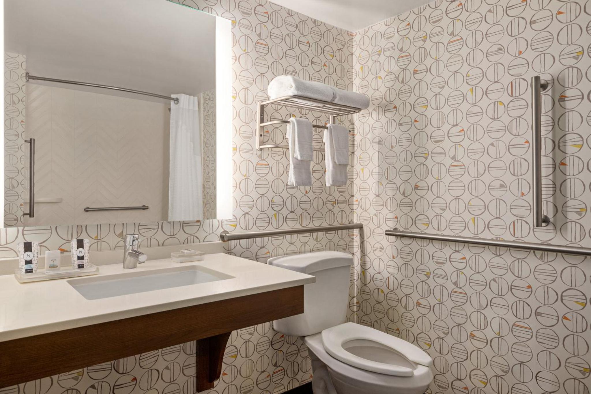King Room - Hearing Accessible - Roll-in Shower