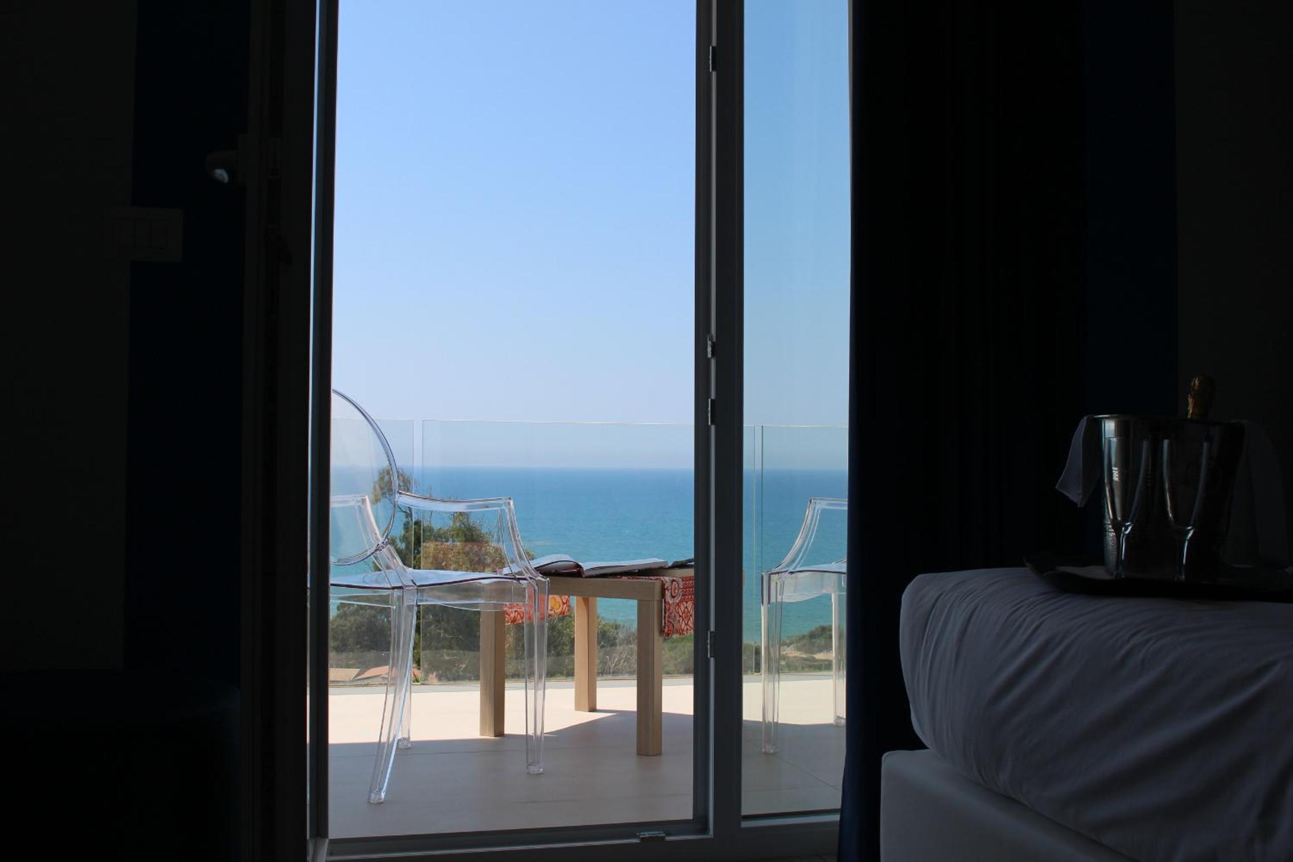 Deluxe Double Room with Sea View - Photo 5