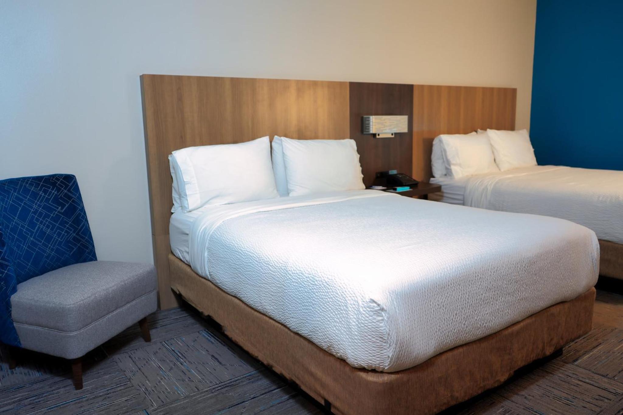 Standard Queen Room with Two Queen Beds - Photo 3