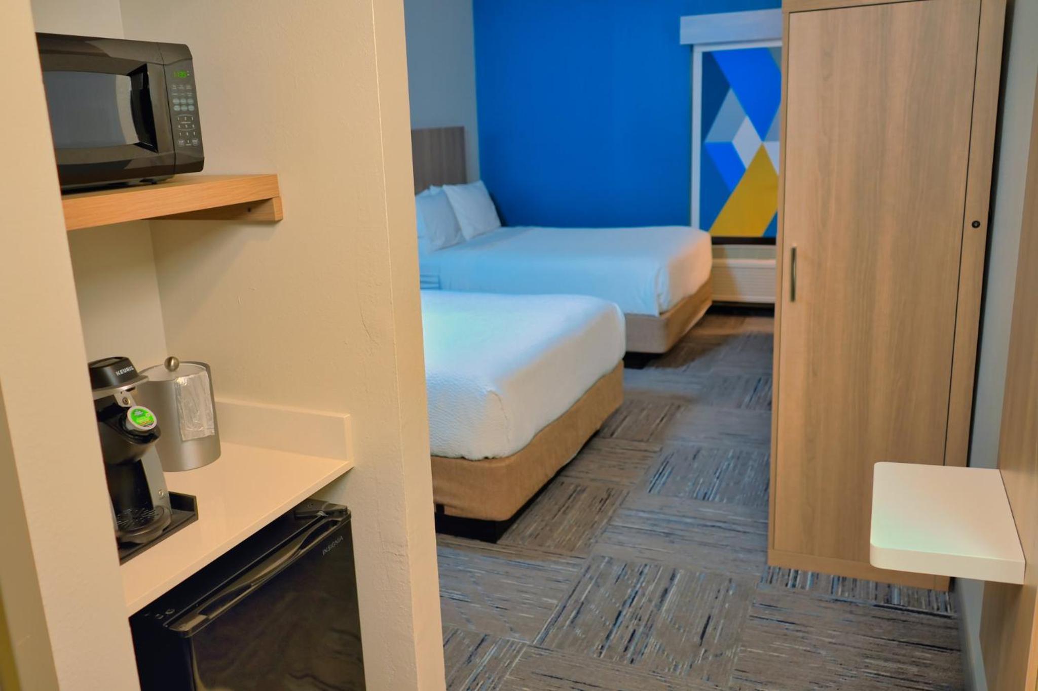 Standard Queen Room with Two Queen Beds - Photo 5