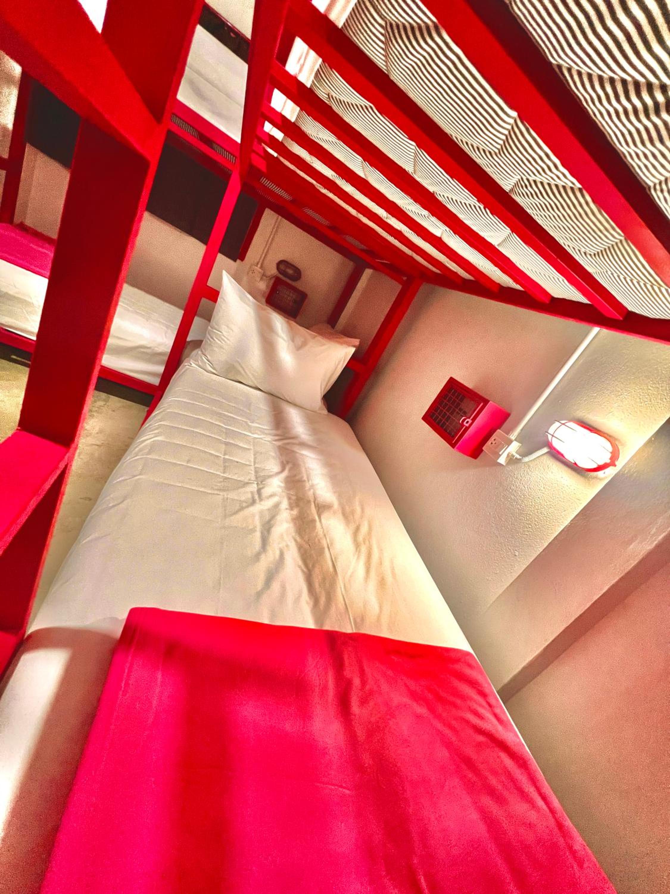 Bed in 4-Bed Mixed Dormitory Room with Private Toilet photo 3