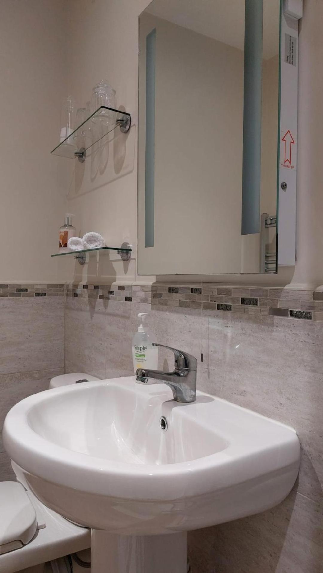 Double Room with Private Bathroom - Photo 2
