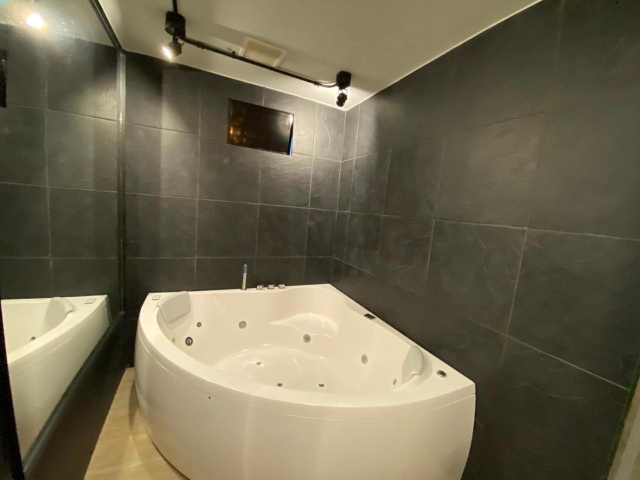 Deluxe Suite with Spa Bath photo 2