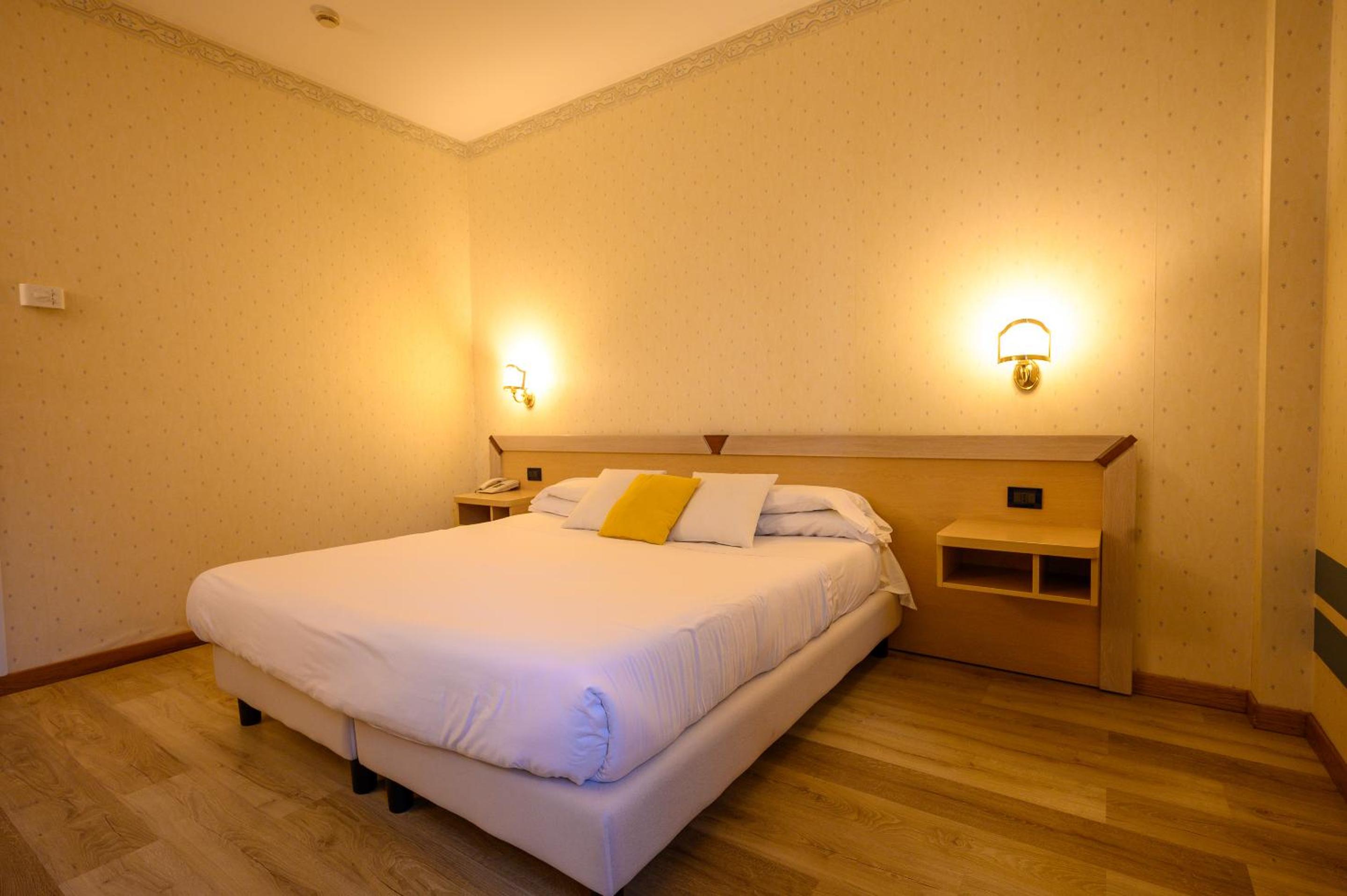 Queen Room photo 1