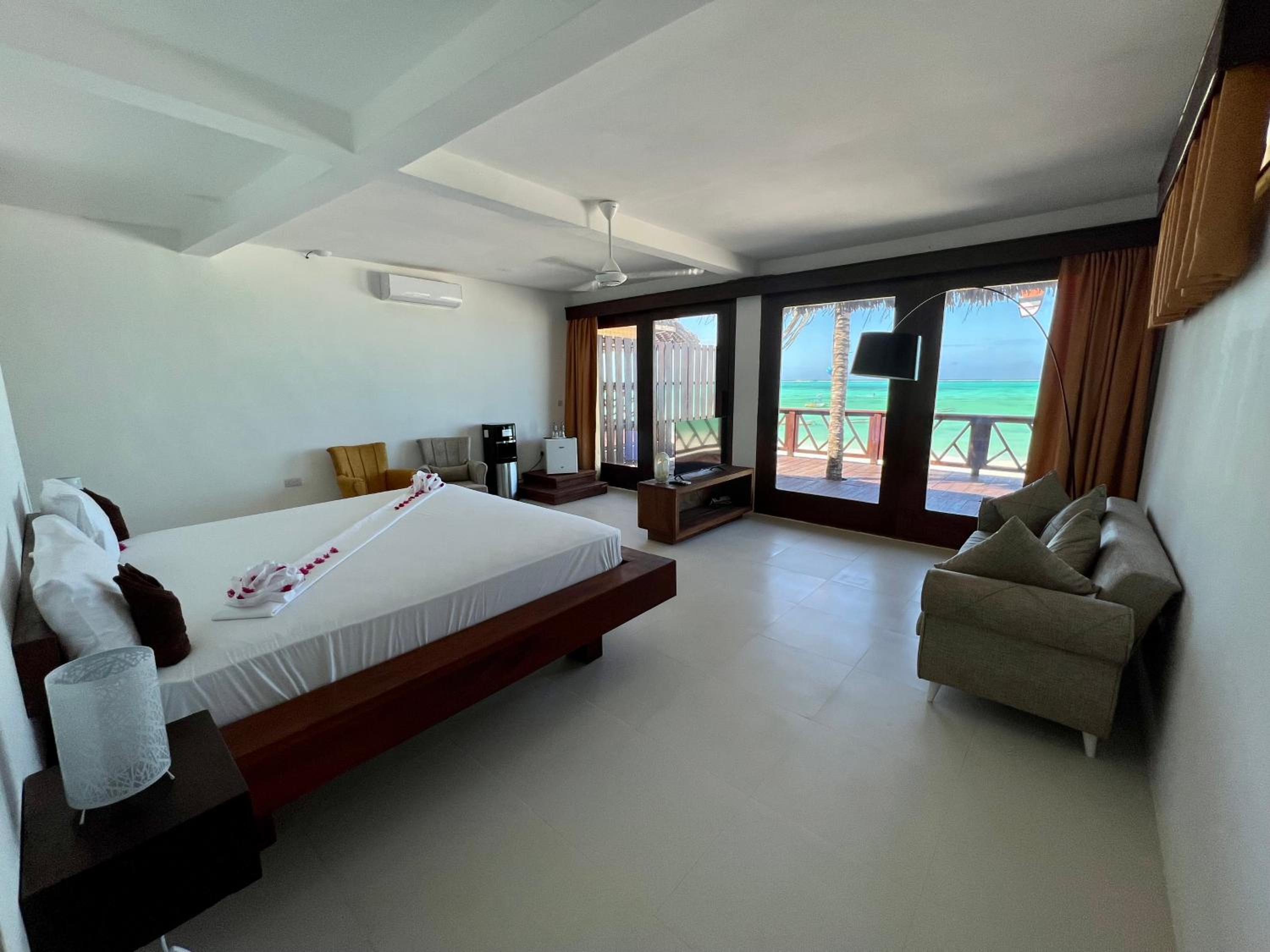 Junior Suite with Ocean View - Photo 4