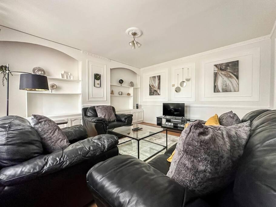 Three-Bedroom House photo 1